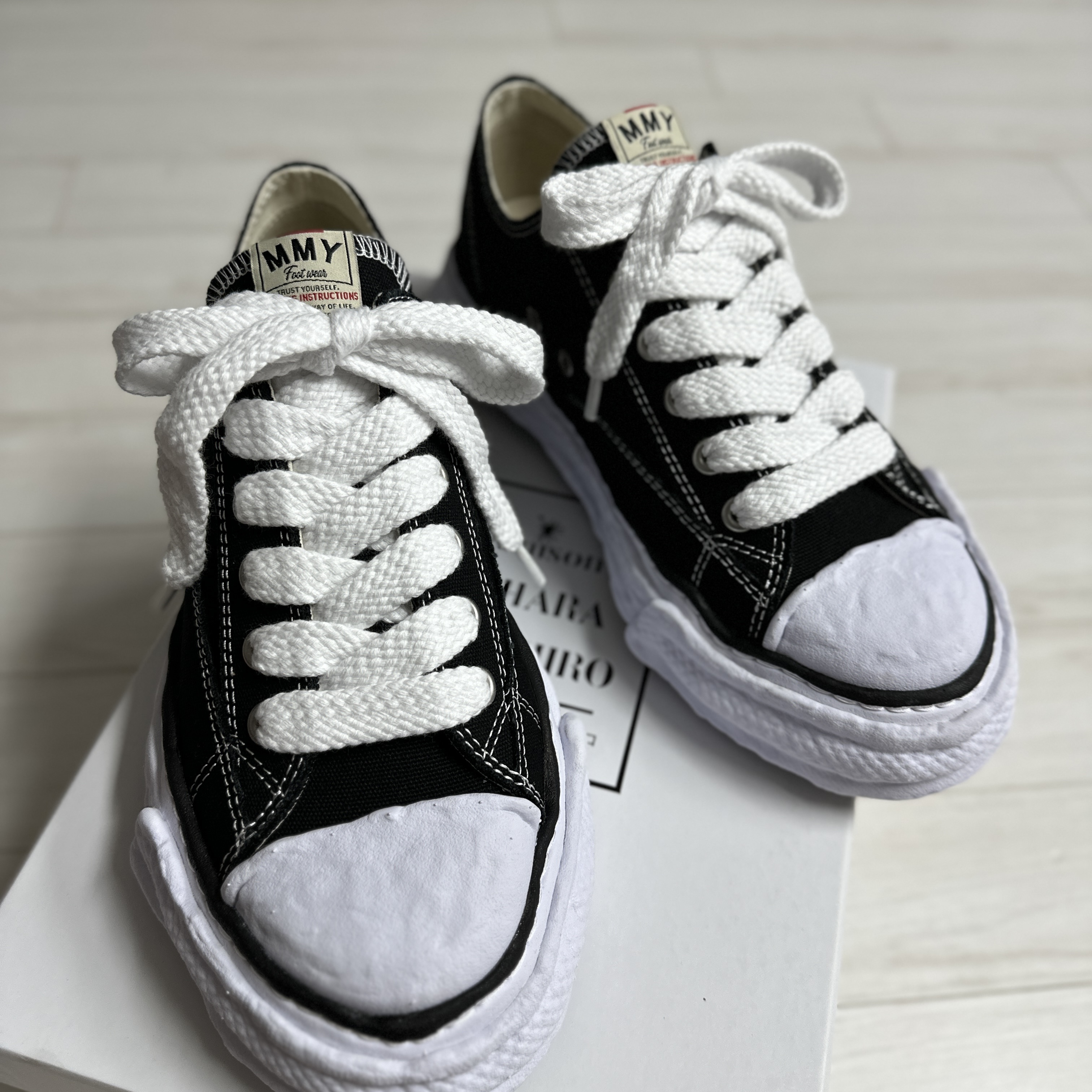 Maison Mihara Yasuhiro Peterson23 OG Sole Canvas Low-top Sneakers Black 착용 스타일