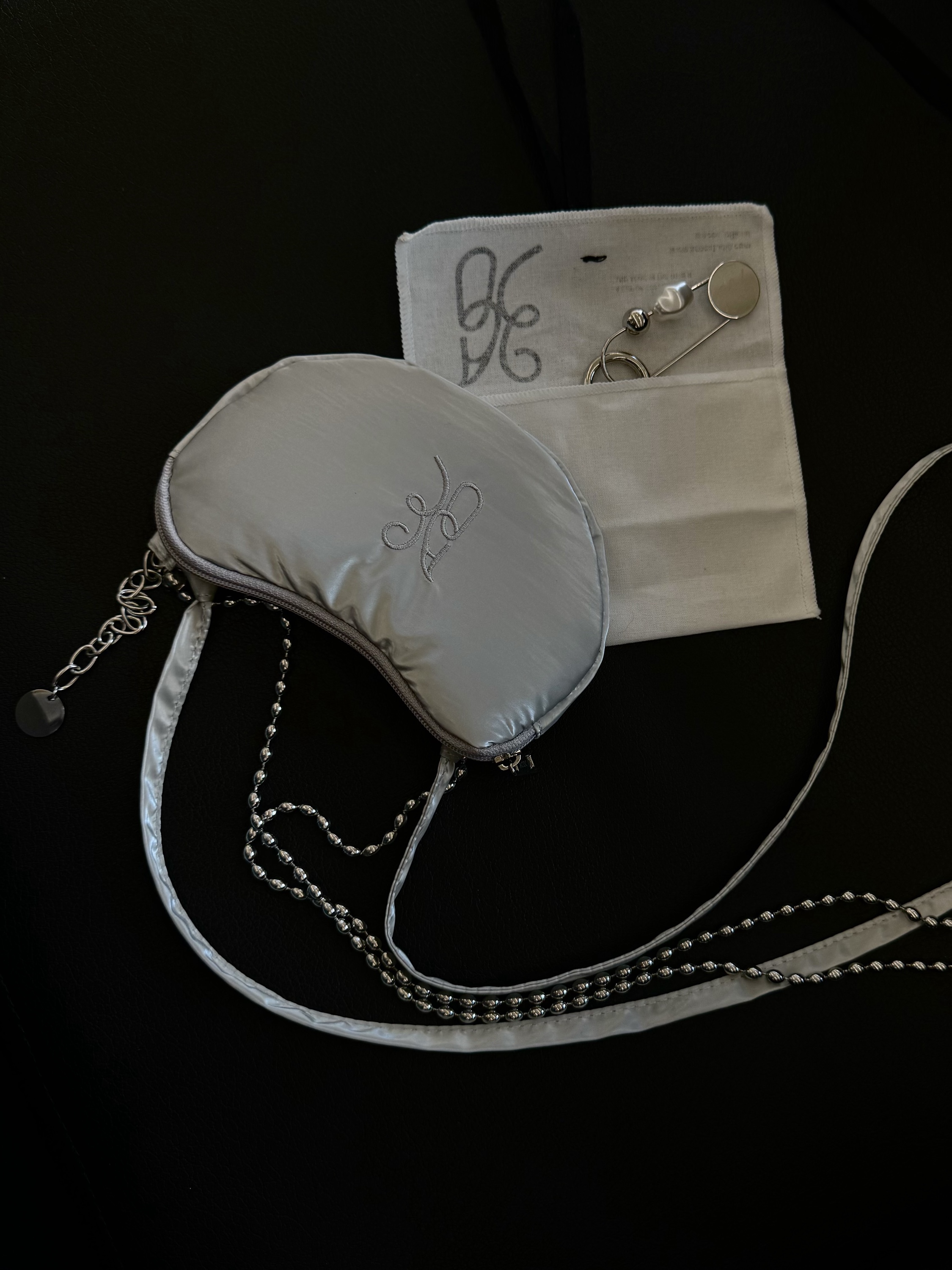 ACOC Pebble Wallet Silver, ACOC Pearl Pin Charm Silver 착용 스타일 - 6