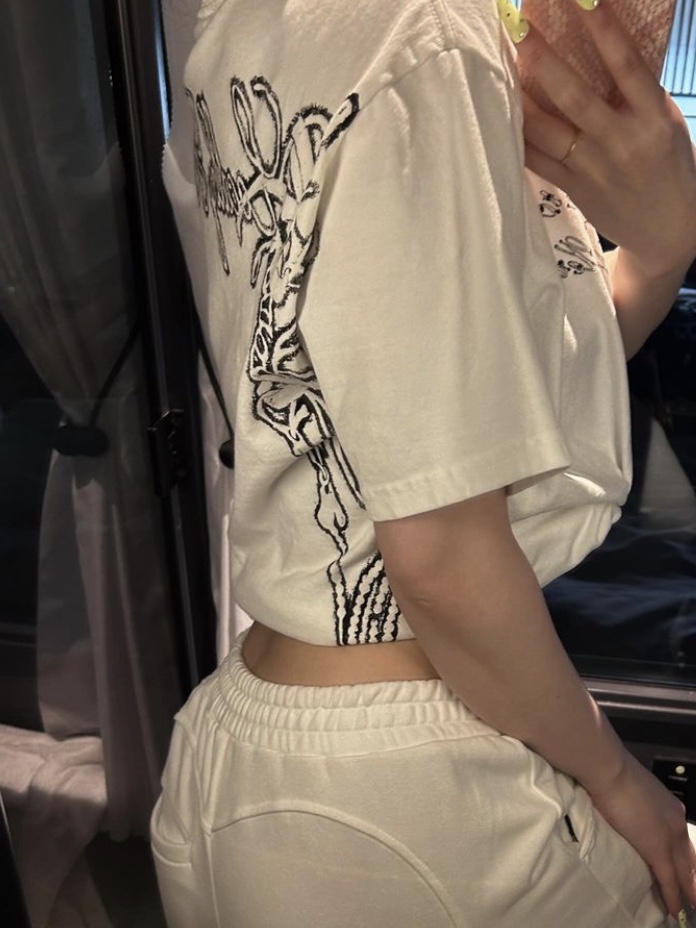 Basketcase Locally Hated Tee Bone 착용 스타일 - 1