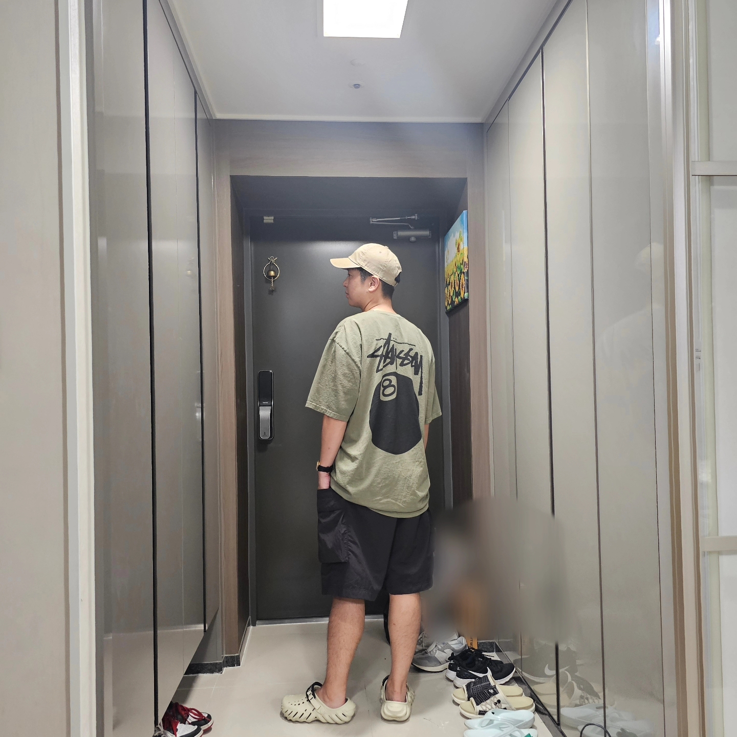 Stussy 8 Ball Pigment Dyed T-Shirt Olive, Crocs Echo Clog Bone Black 착용 스타일 - 6
