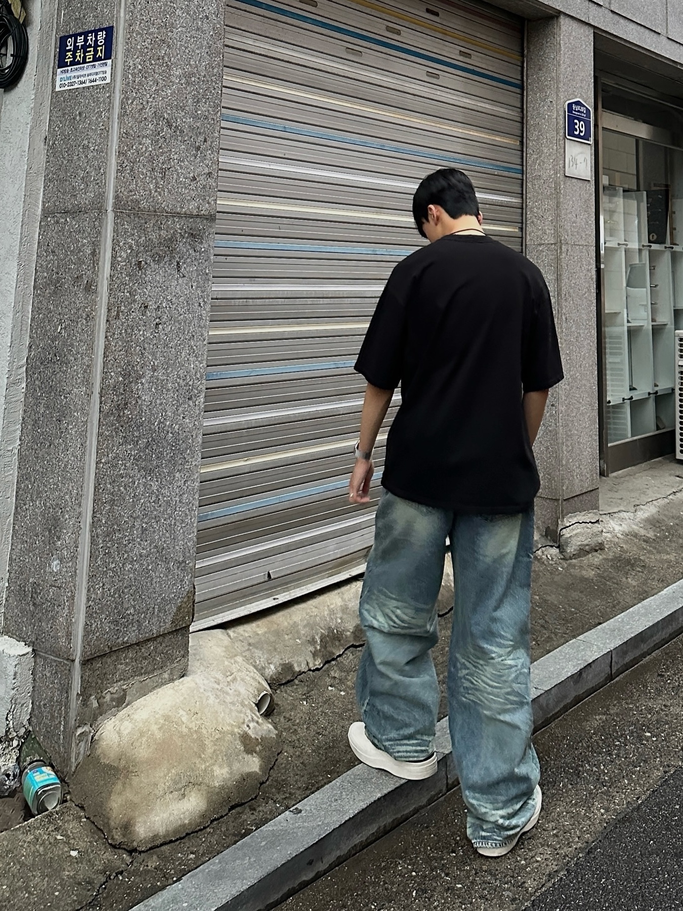 [KREAM 단독] STU Bank Embroidery Printing T-Shirt Black 착용 스타일 - 3