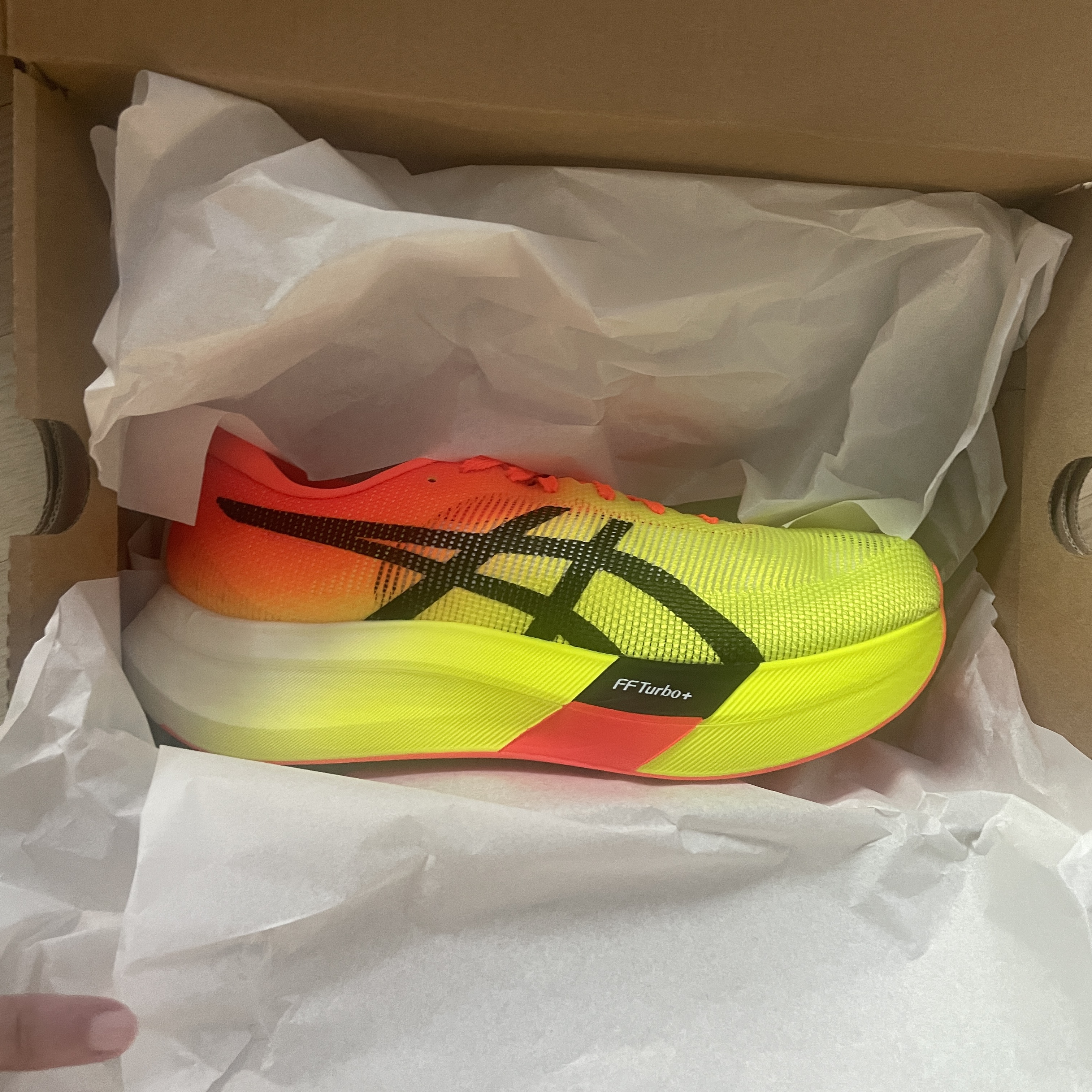Asics Metaspeed Sky Paris Safety Yellow Black 착용 스타일 - 1