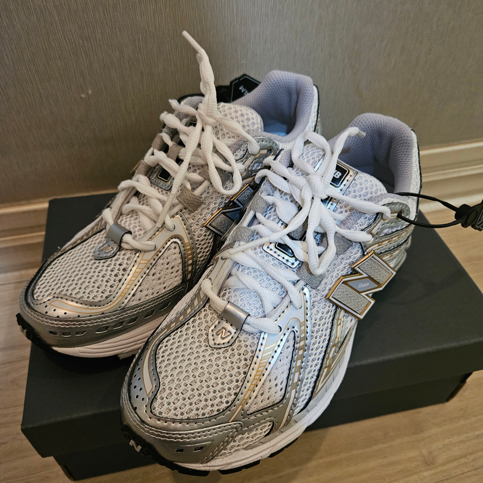 New Balance 1906R White Metallic Silver 착용 스타일 - 2