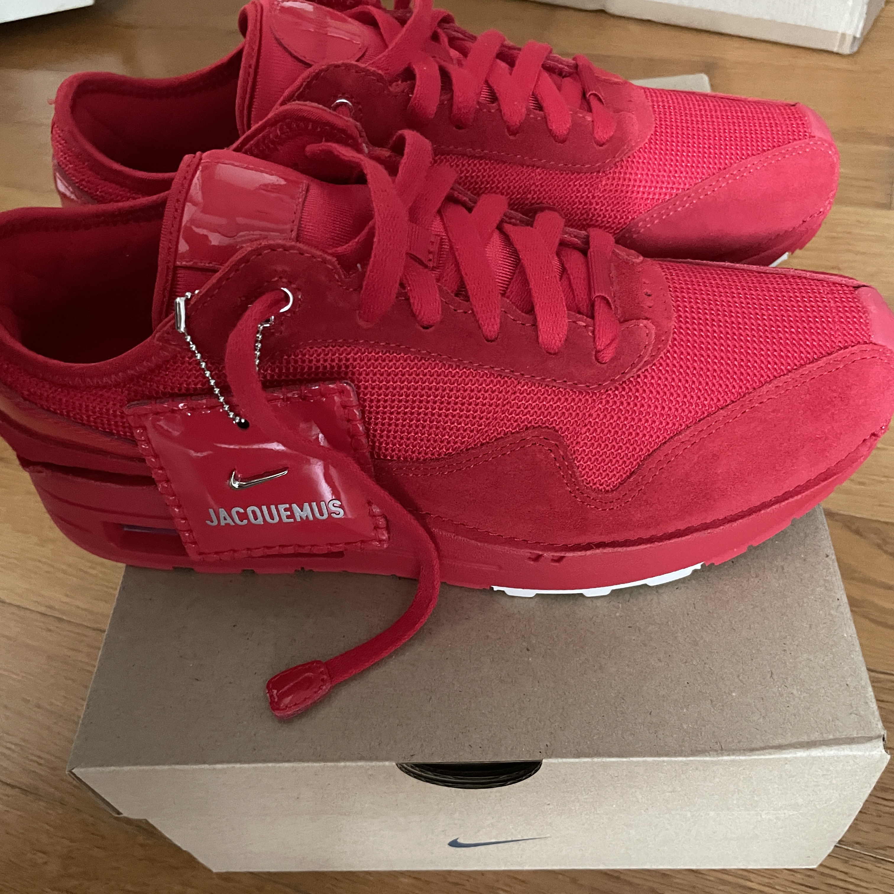 Nike x Jacquemus Air Max 1 '86 University Red and Metallic Silver 착용 스타일 - 2