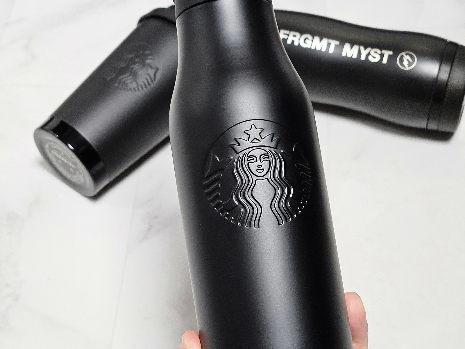 Starbucks x Fragment Stainless Steel Logo Bottle Matte Black 473ml, Starbucks x Fragment Stainless Steel Togo Logo Tumbler Matte Black 355ml 착용 스타일 - 4