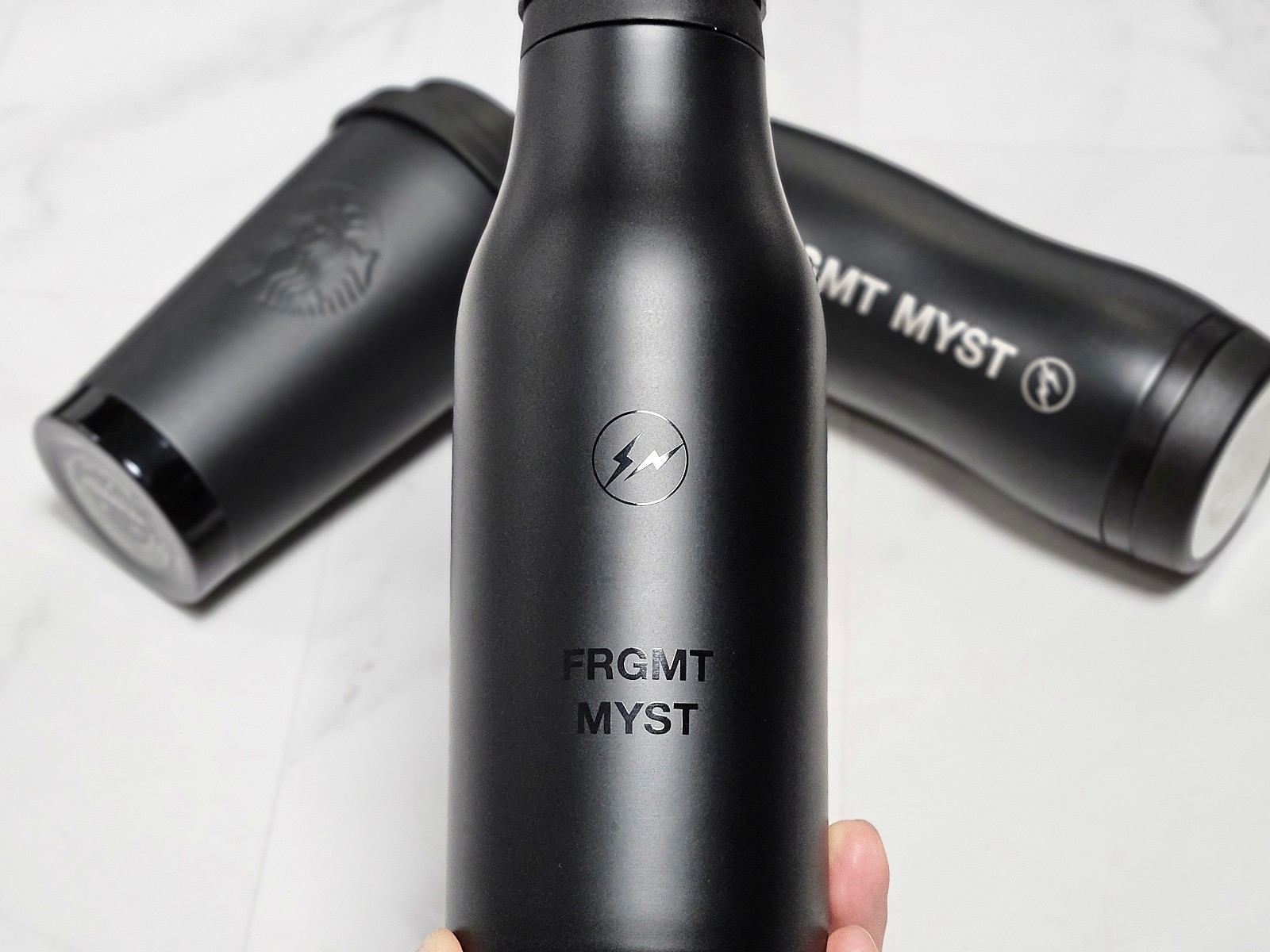 Starbucks x Fragment Stainless Steel Logo Bottle Matte Black 473ml, Starbucks x Fragment Stainless Steel Togo Logo Tumbler Matte Black 355ml 착용 스타일 - 5
