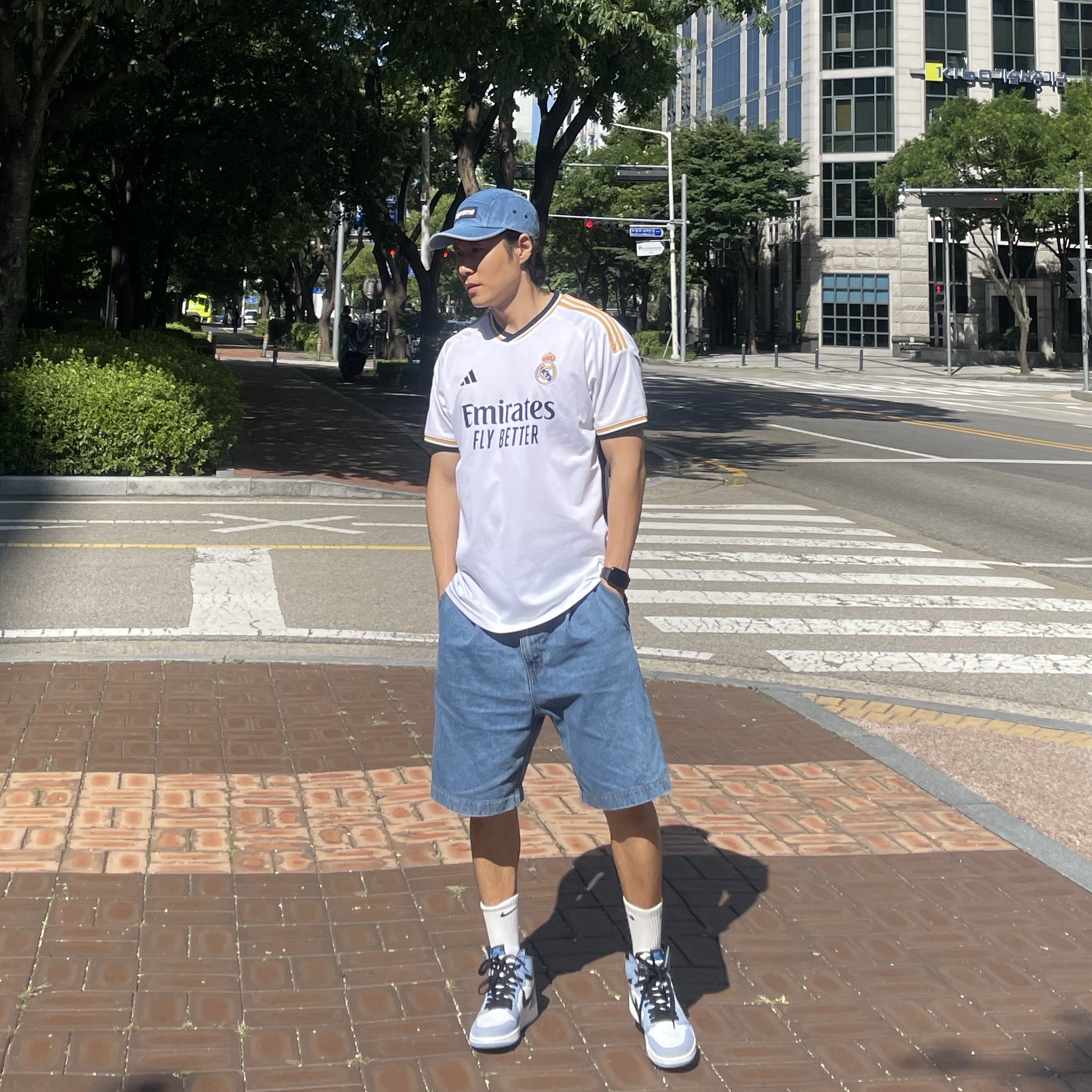 Adidas Real Madrid 2023/24 Home Jersey White - KR Sizing (Non Marking Ver.), Jordan 1 Retro High OG University Blue 착용 스타일 - 2
