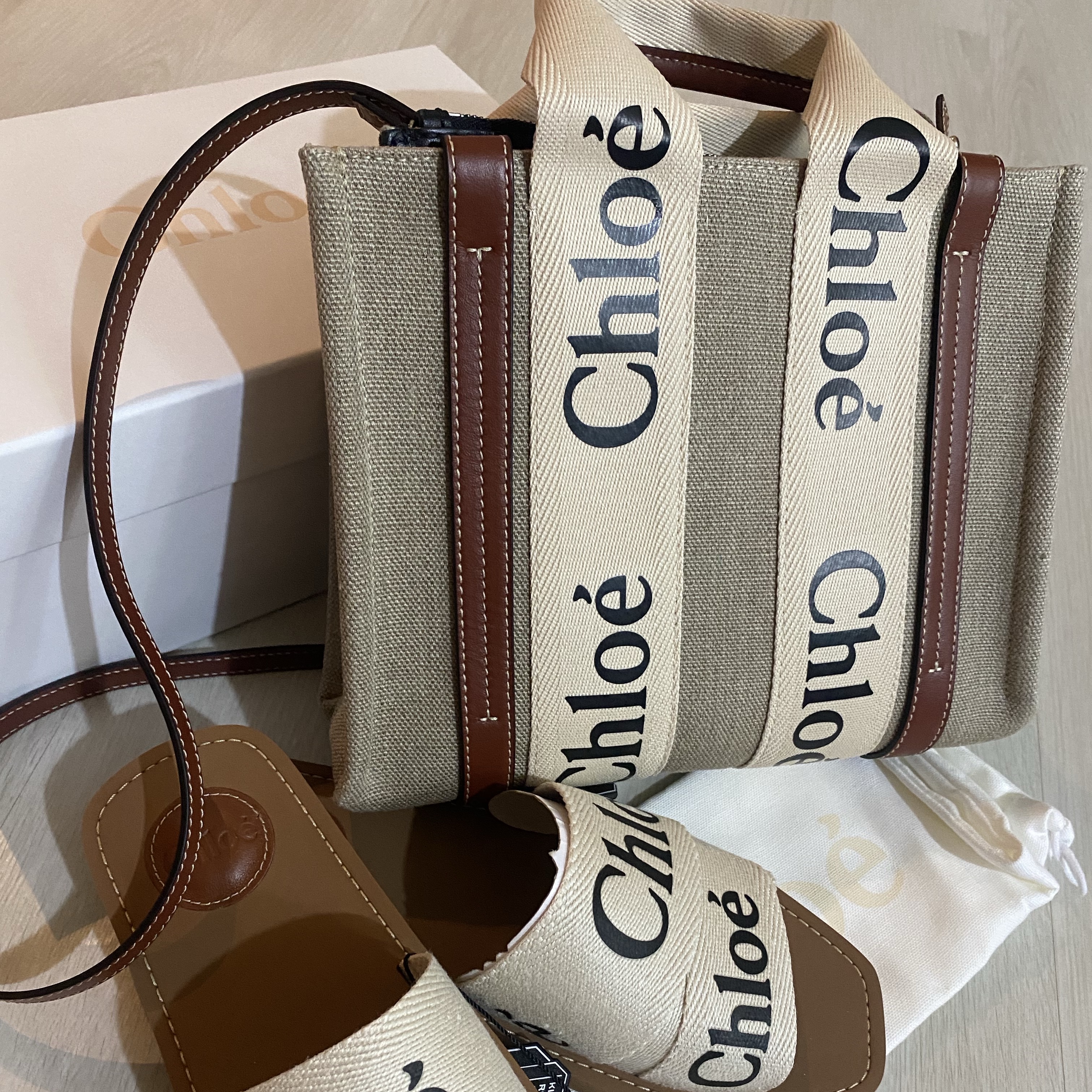 Chloe Woody Small Tote Bag White Brown, (W) Chloe Woody Flat Mule White 착용 스타일