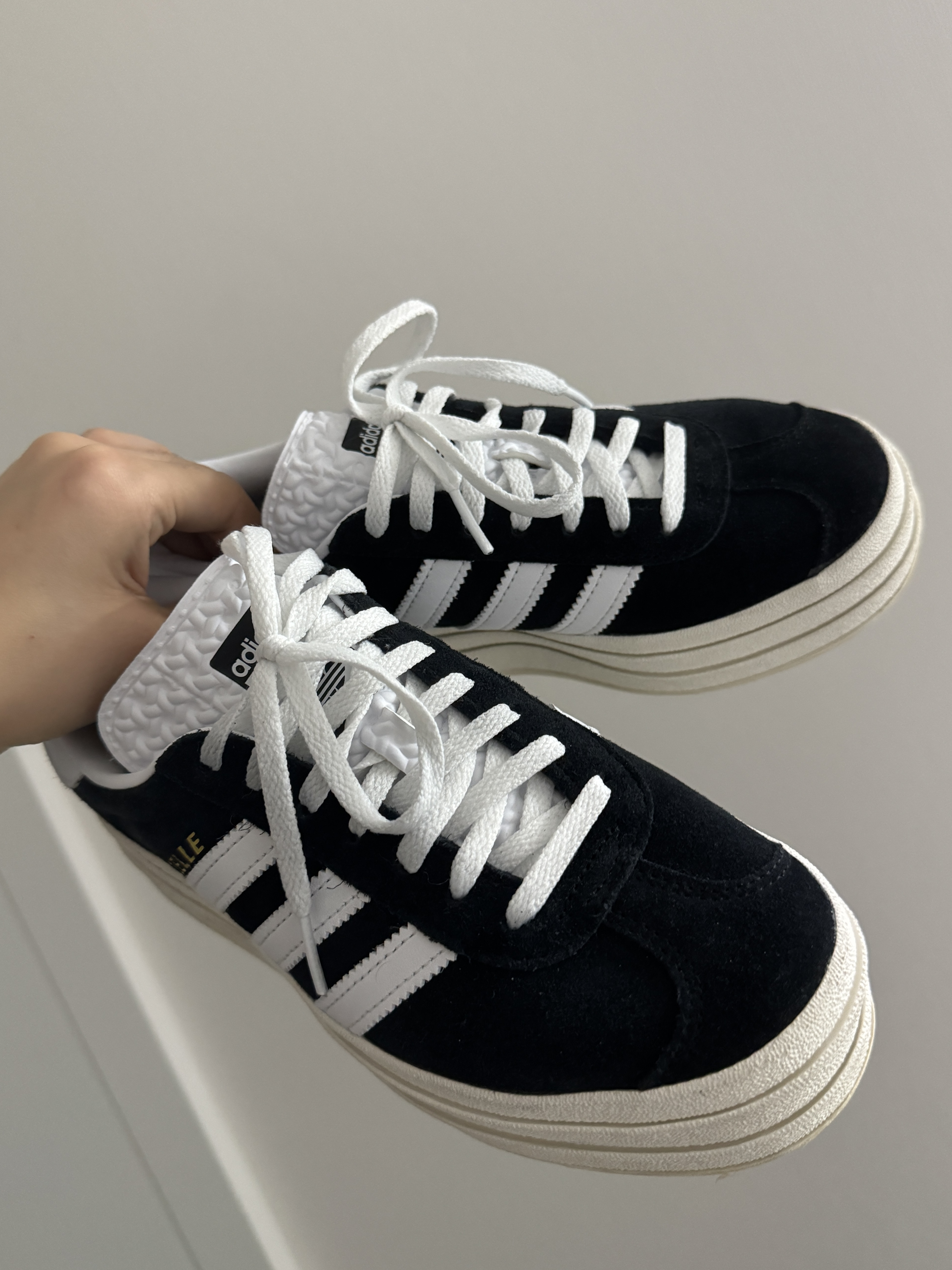 (W) Adidas Gazelle Bold Core Black Cloud White 착용 스타일 - 3