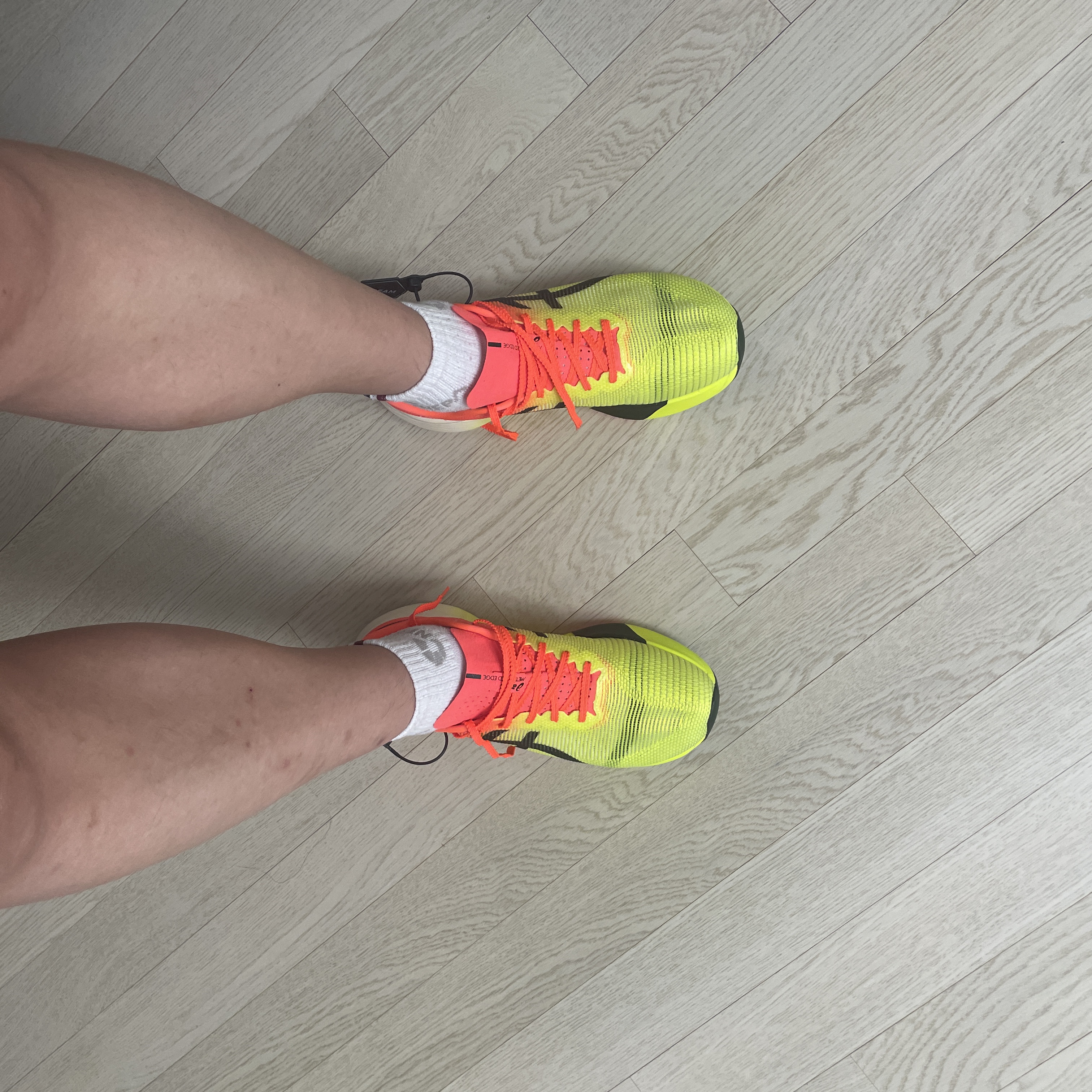 Asics Metaspeed Edge Paris Safety Yellow Black 착용 스타일 - 4