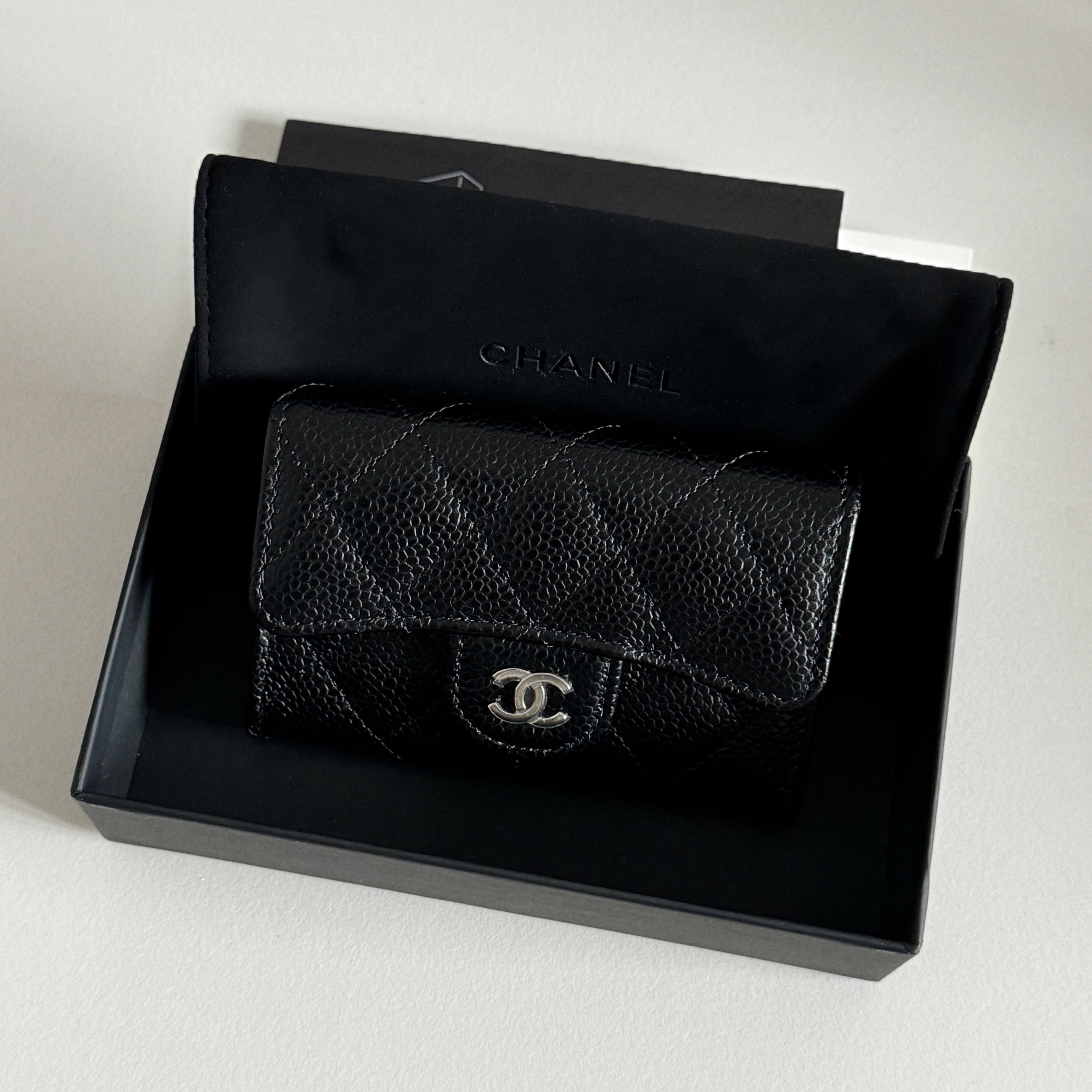 Chanel Classic Card Holder Grained Calfskin & Silver Black 착용 스타일 - 1