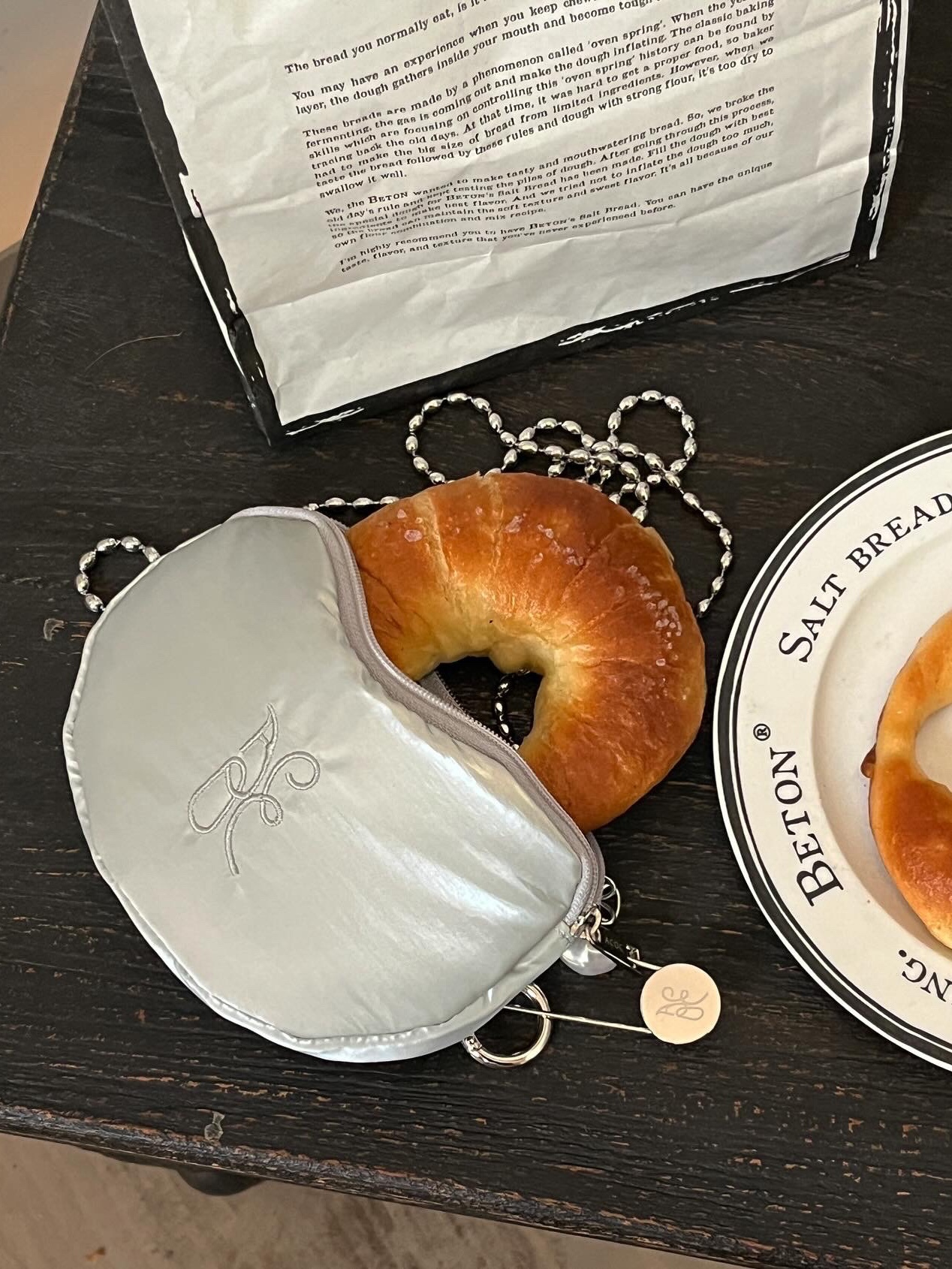 ACOC Pebble Wallet Silver, ACOC Pearl Pin Charm Silver 착용 스타일 - 4