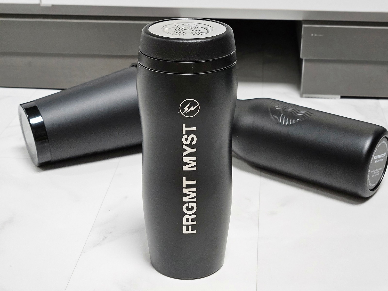 Starbucks x Fragment Stainless Steel Logo Bottle Matte Black 473ml, Starbucks x Fragment Stainless Steel Togo Logo Tumbler Matte Black 355ml 착용 스타일 - 3
