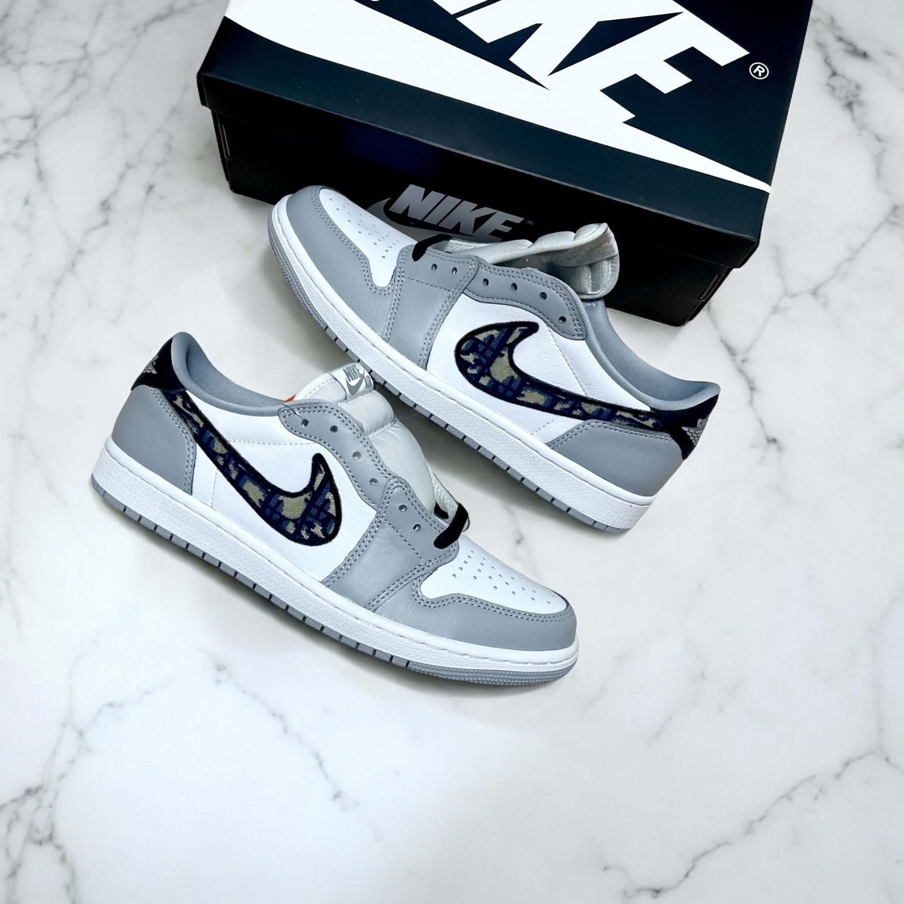 Jordan 1 Retro Low OG Wolf Grey and White 착용 스타일 - 1
