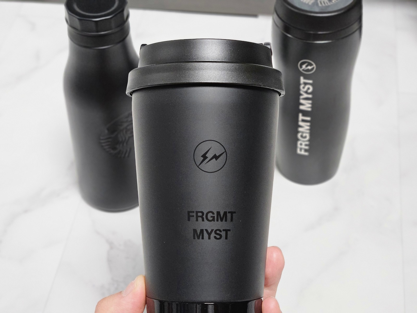 Starbucks x Fragment Stainless Steel Logo Bottle Matte Black 473ml, Starbucks x Fragment Stainless Steel Togo Logo Tumbler Matte Black 355ml 착용 스타일 - 7