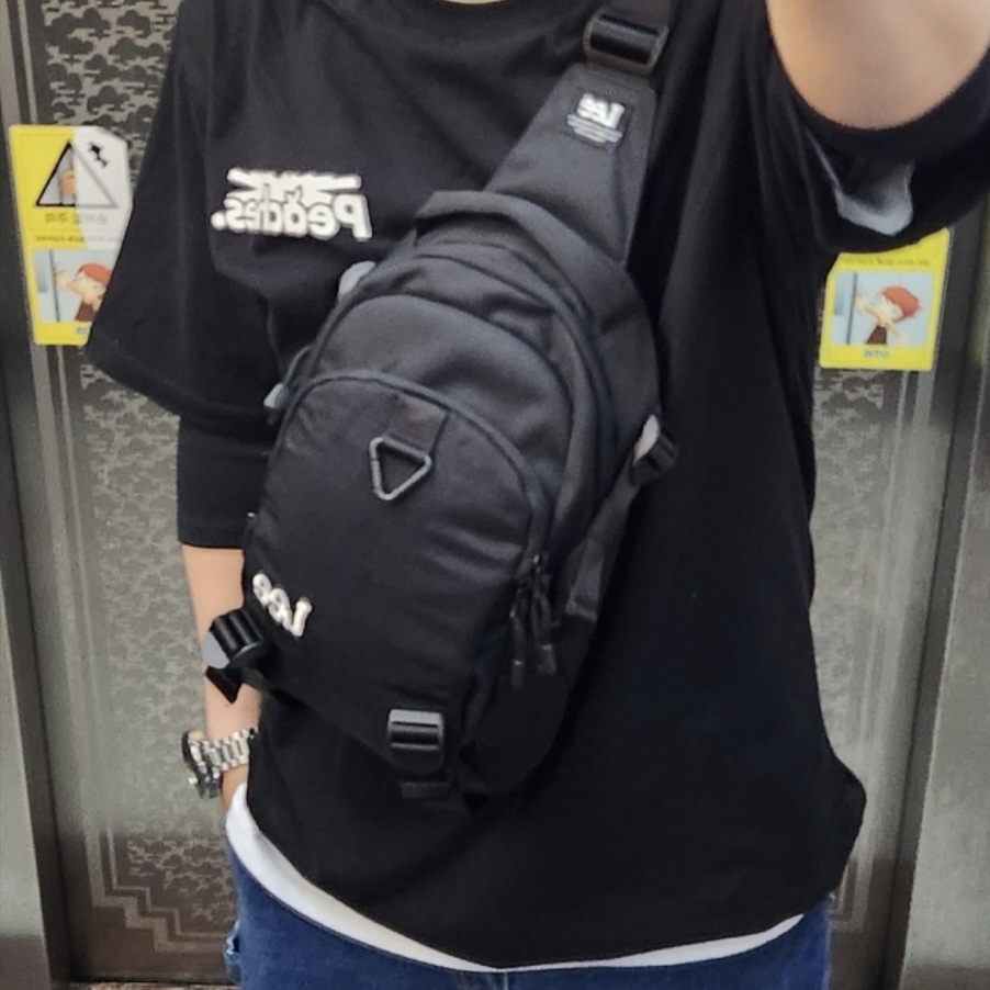 LE SSERAFIM x Peaches. Staple S/S T-Shirt Black 착용 스타일