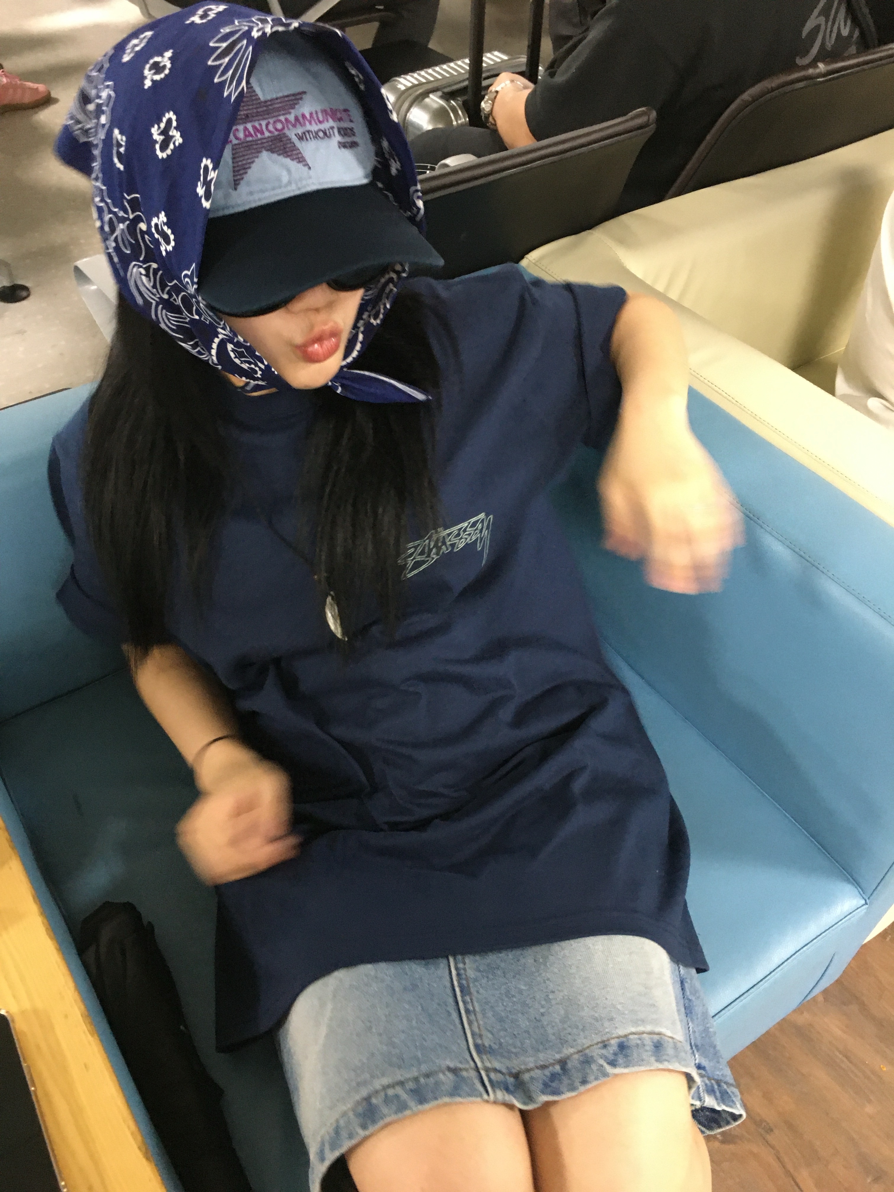 Stussy Wingspan T-Shirt Navy, Supreme Hav-A-Hank Bandanas Multicolor (Set of 3) - 24SS 착용 스타일 - 1