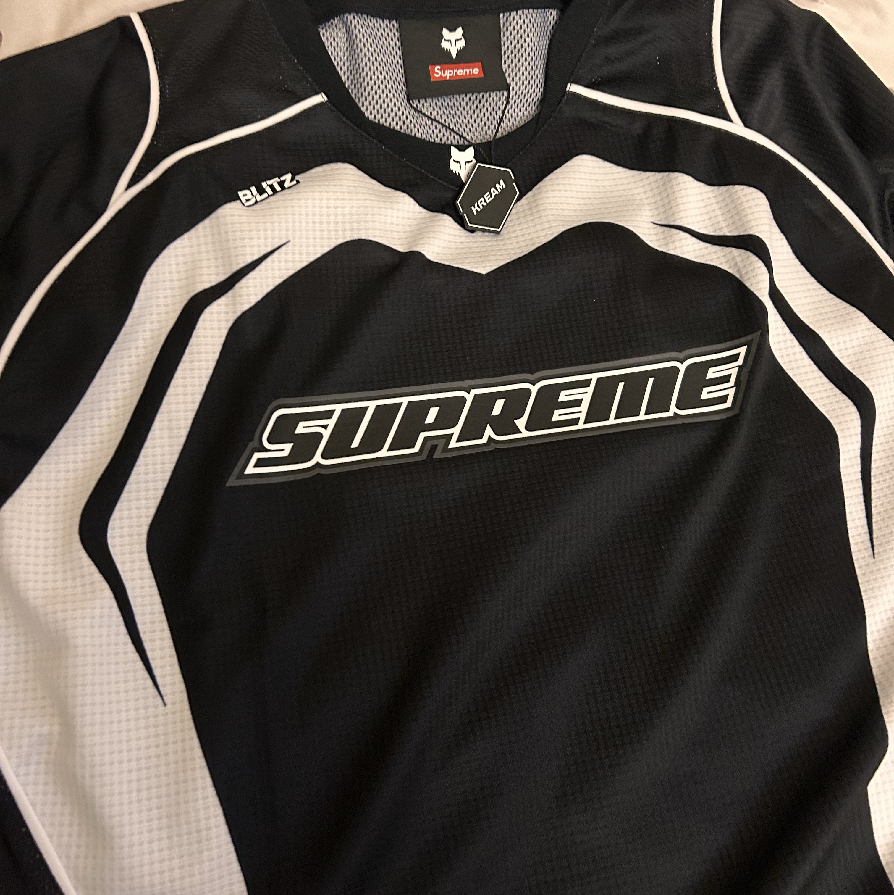 Supreme x Fox Racing Jersey Black - 23FW 착용 스타일