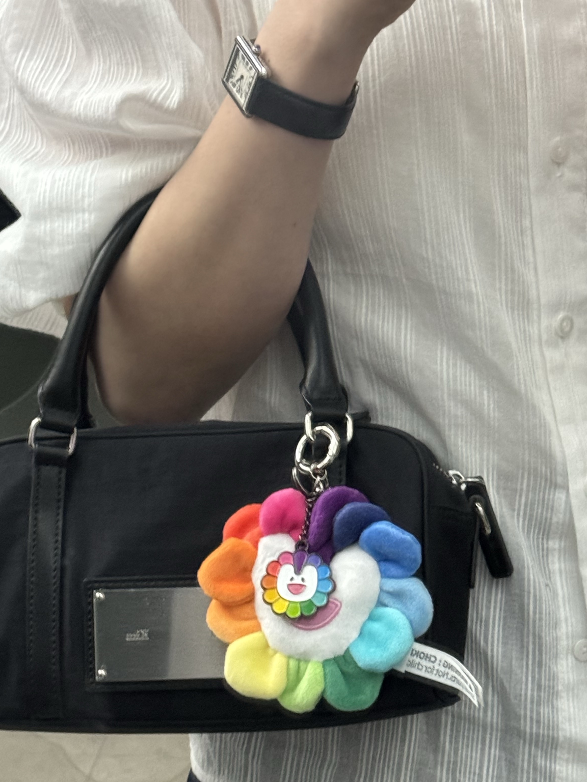 NewJeans x Murakami Plush Keyring Flower, NewJeans x Murakami Metal Keyring Flower 착용 스타일