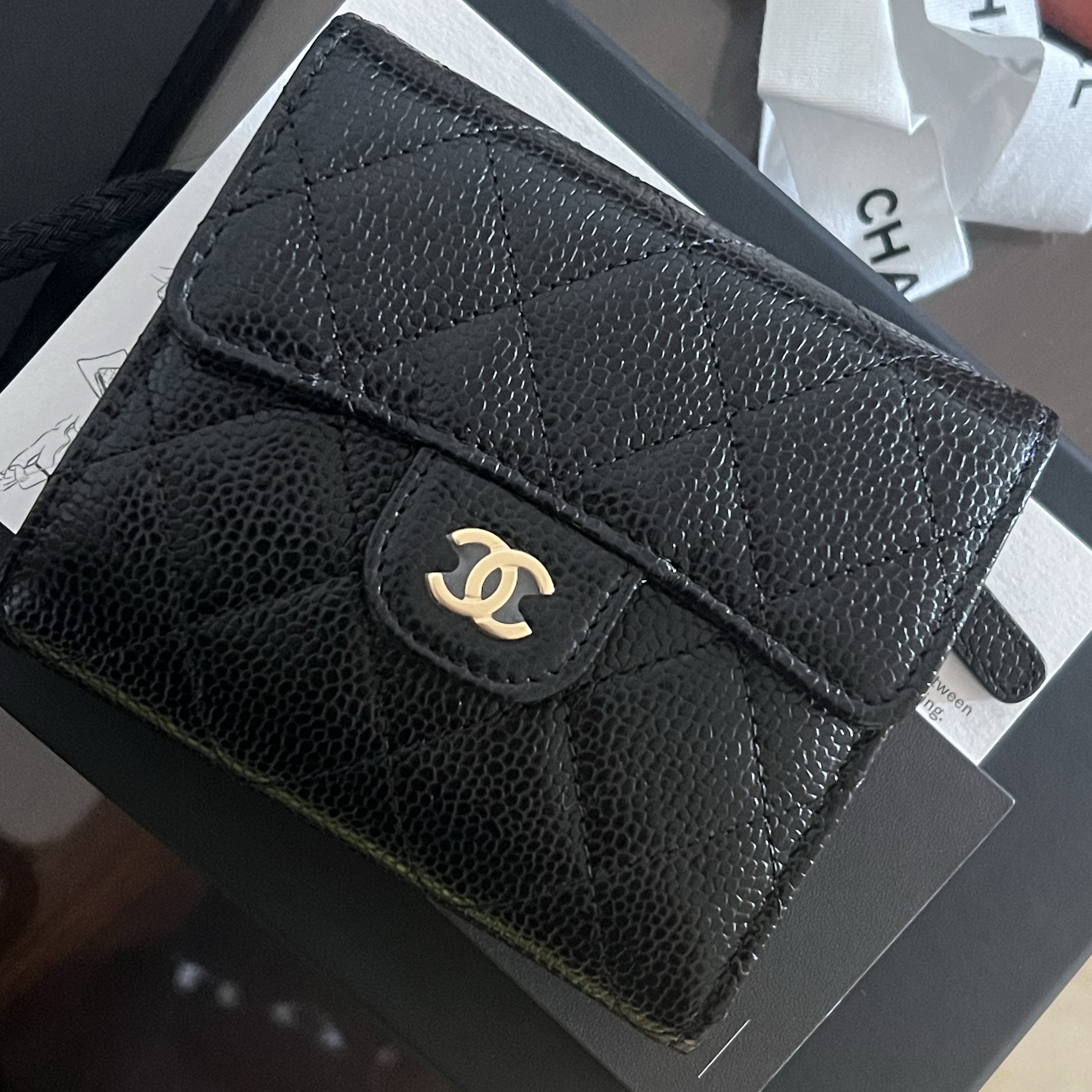 Chanel Small Classic Flap Wallet Grained Calfskin & Gold Black 착용 스타일