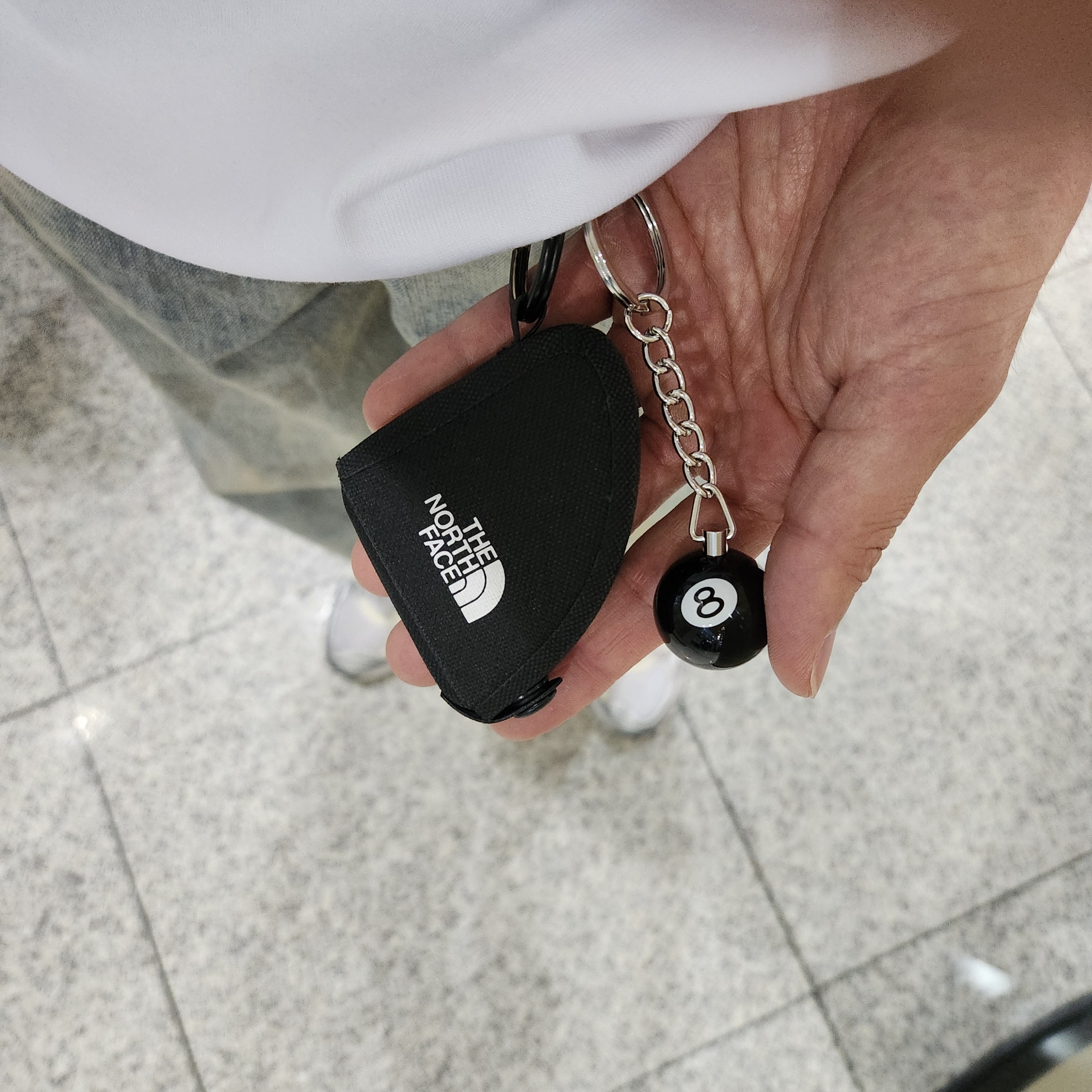 Stussy 8 Ball Keychain Black 착용 스타일 - 2