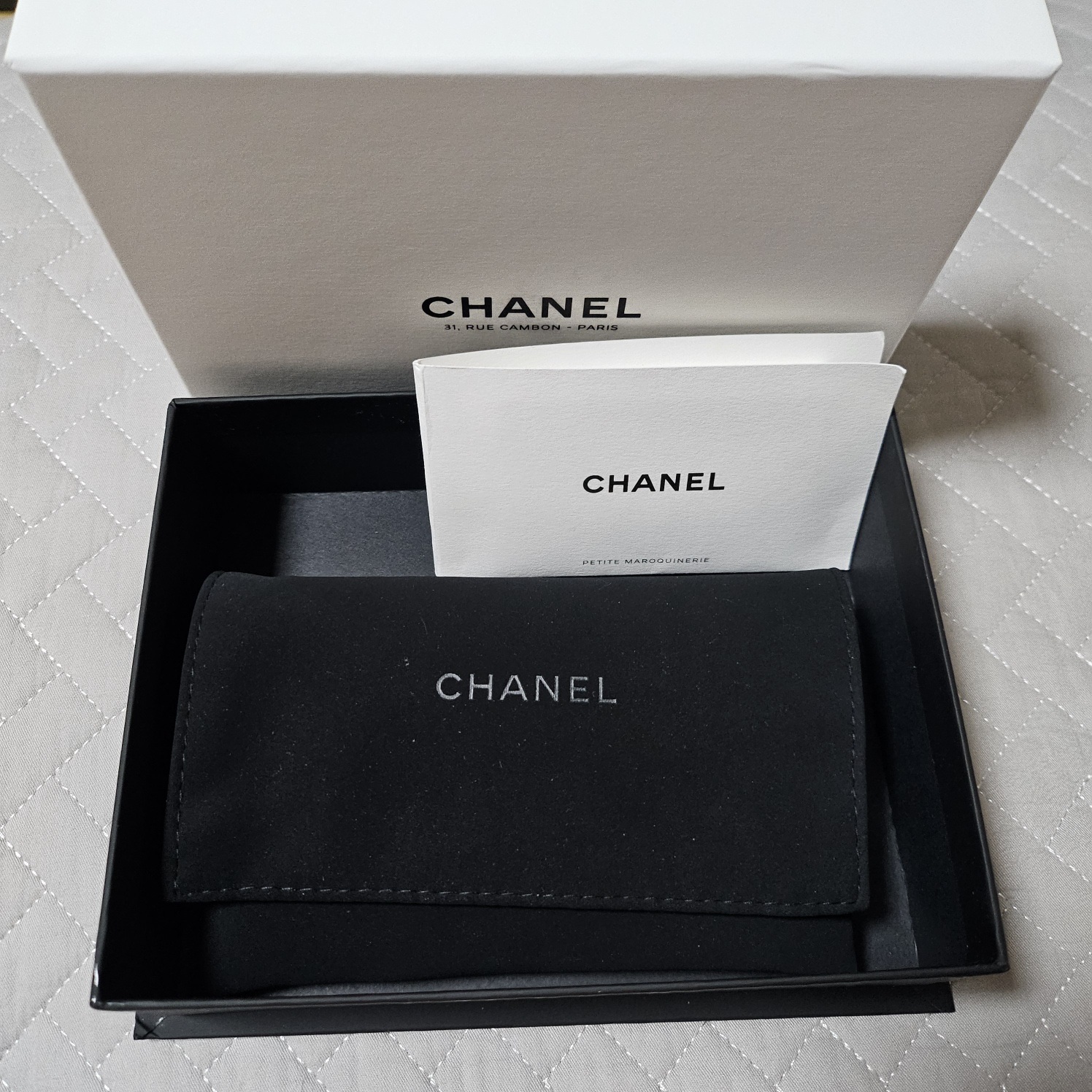 Chanel Classic Card Holder Grained Calfskin & Silver Black 착용 스타일 - 2