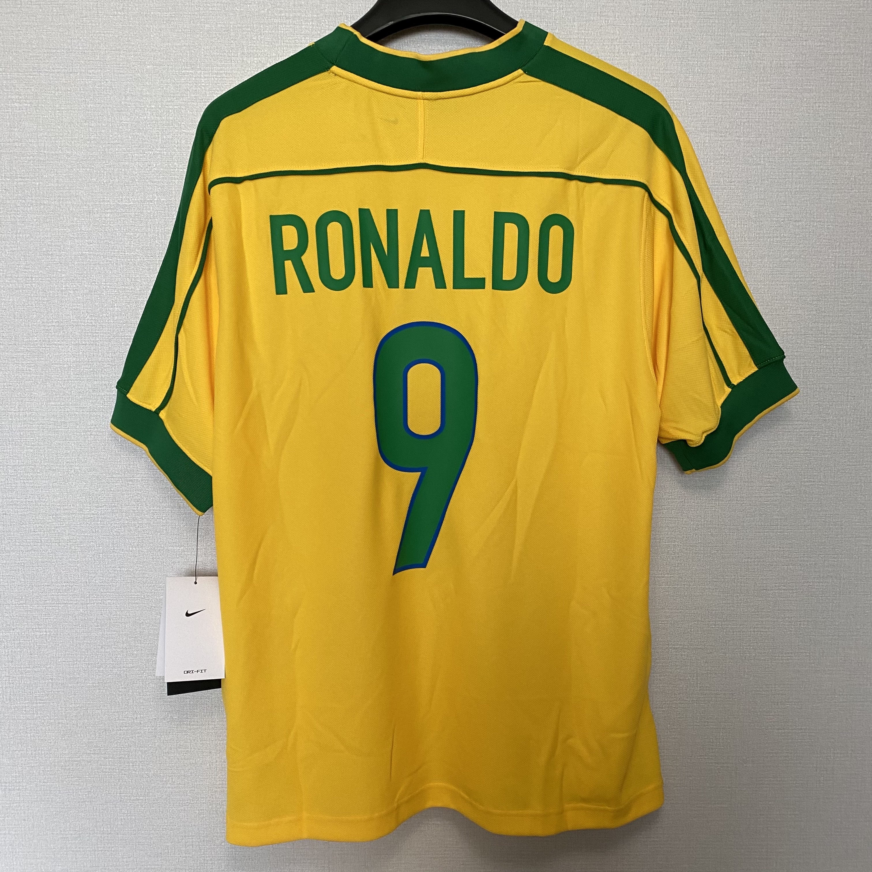 Nike Brazil 1998 Reissue Soccer Replica Jersey Varsity Maize Ronaldo (Marking Ver.) 착용 스타일 - 1
