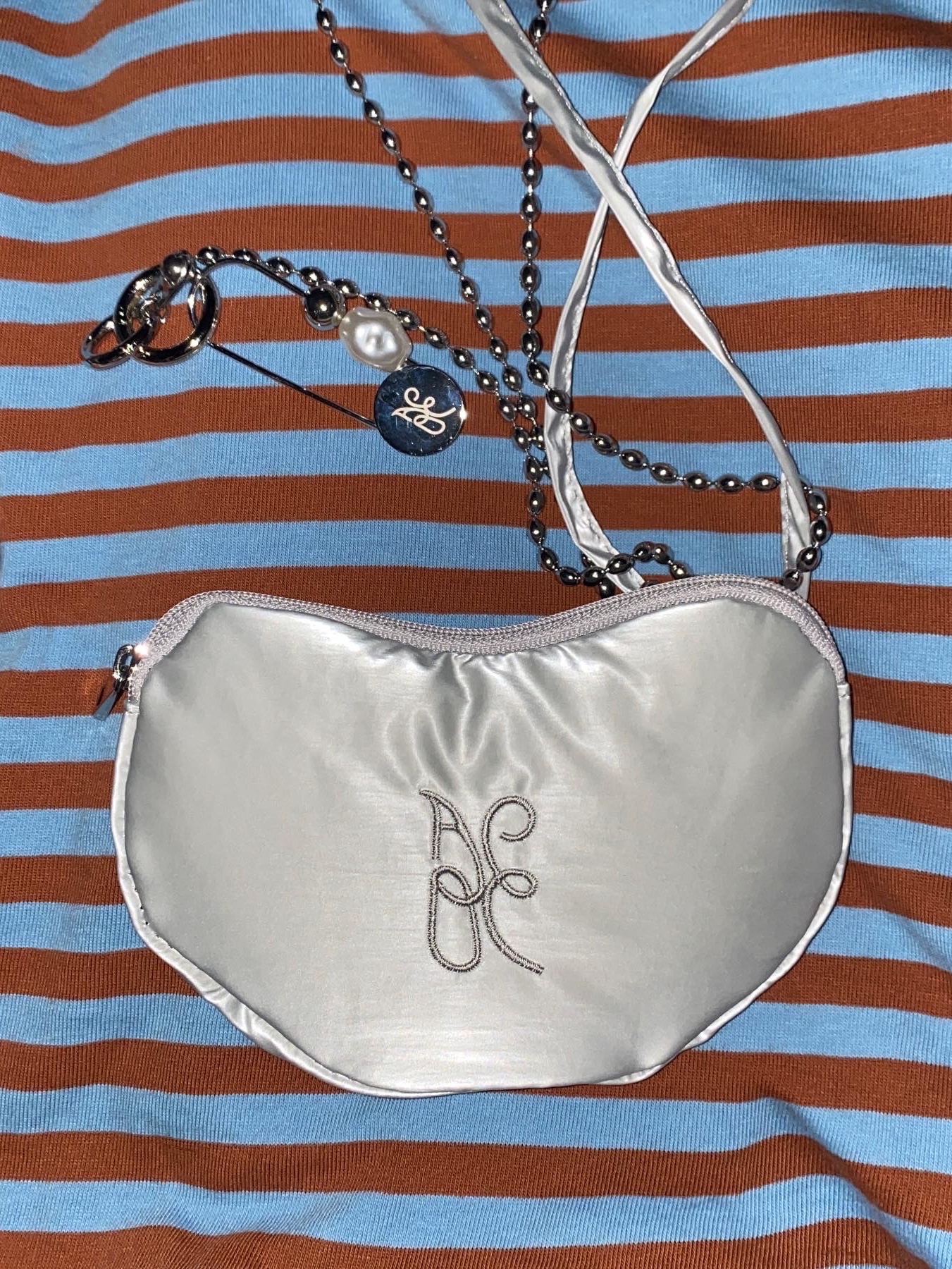 ACOC Pebble Wallet Silver, ACOC Pearl Pin Charm Silver 착용 스타일 - 4