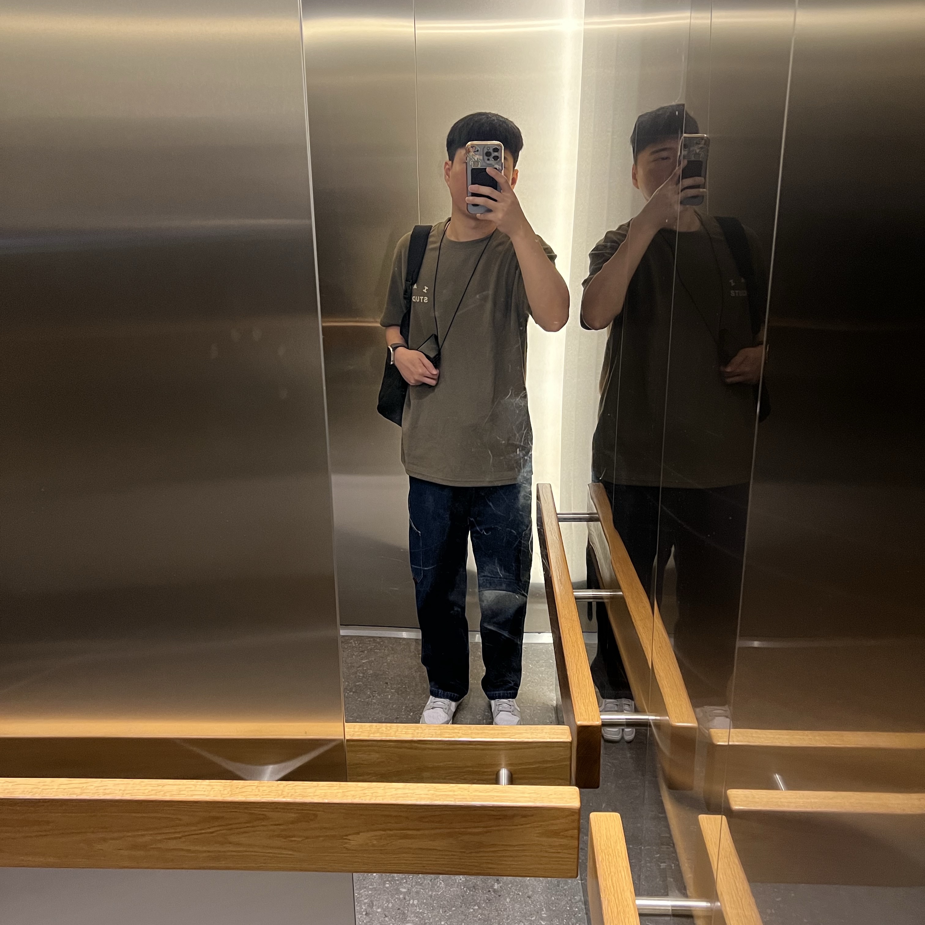 IAB Studio x D.P. T-Shirt Army Green 착용 스타일
