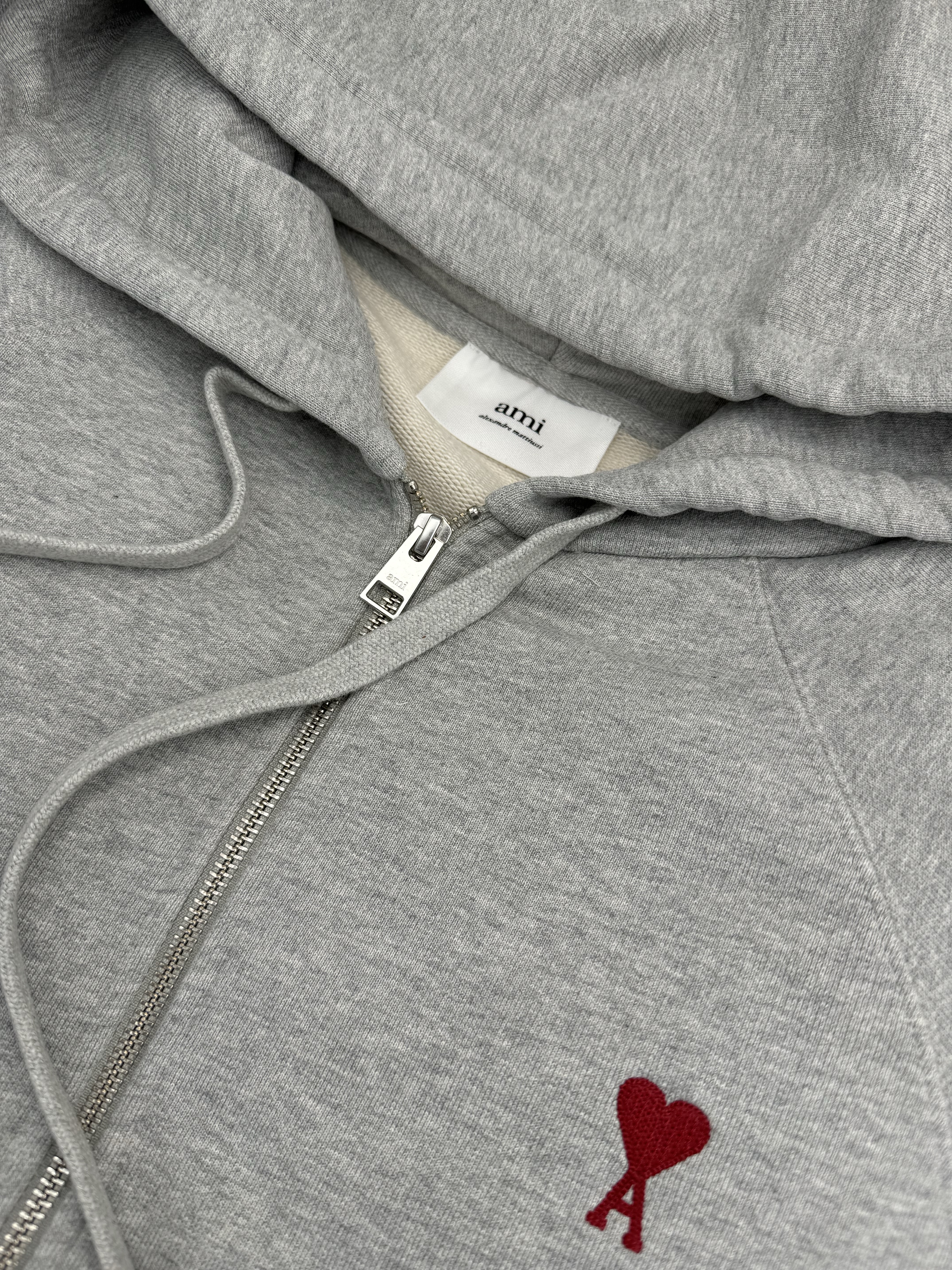 AMI de Coeur Cotton Zipped Hoodie Heather Ash Grey 착용 스타일
