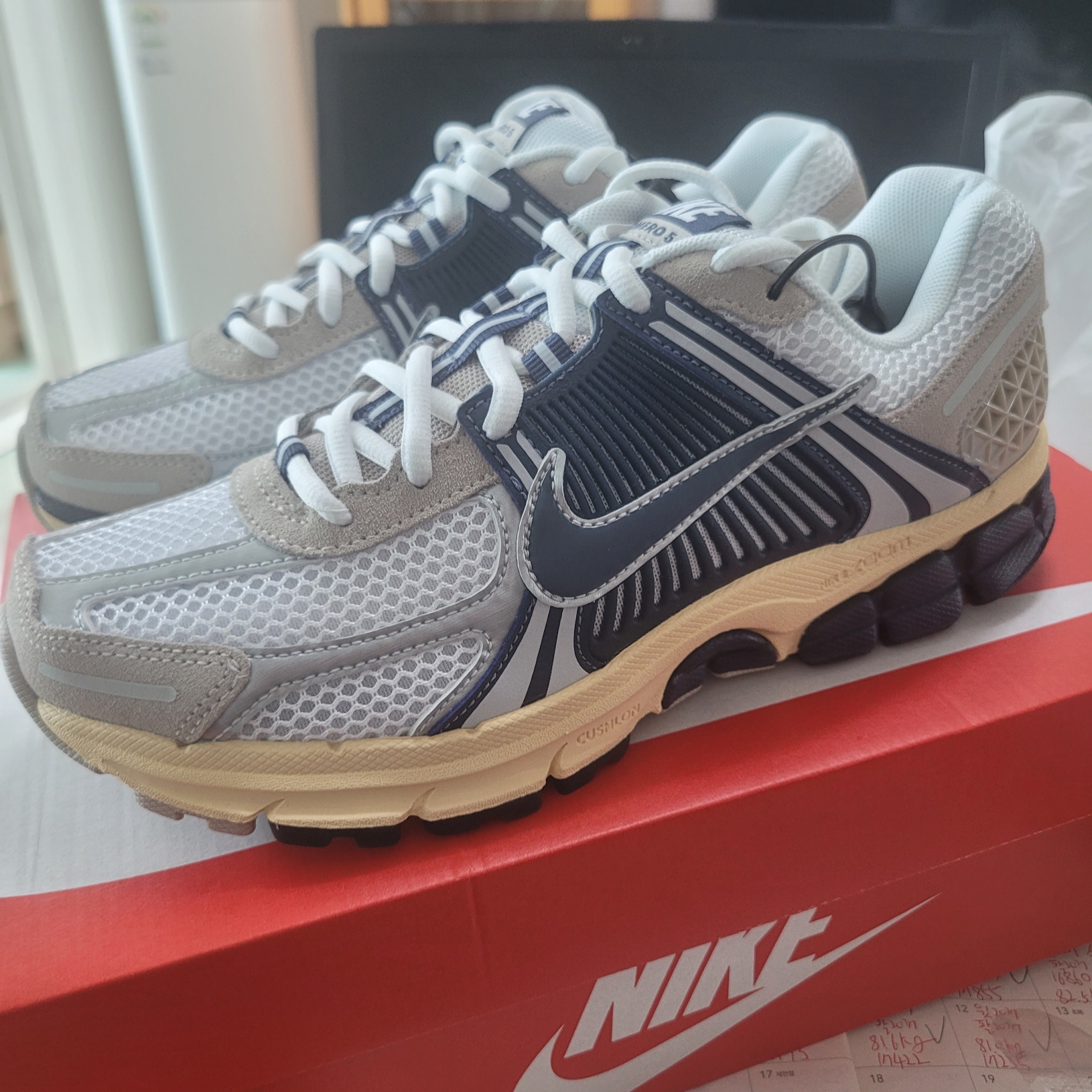 Nike Zoom Vomero 5 White Thunder Blue 착용 스타일 - 1
