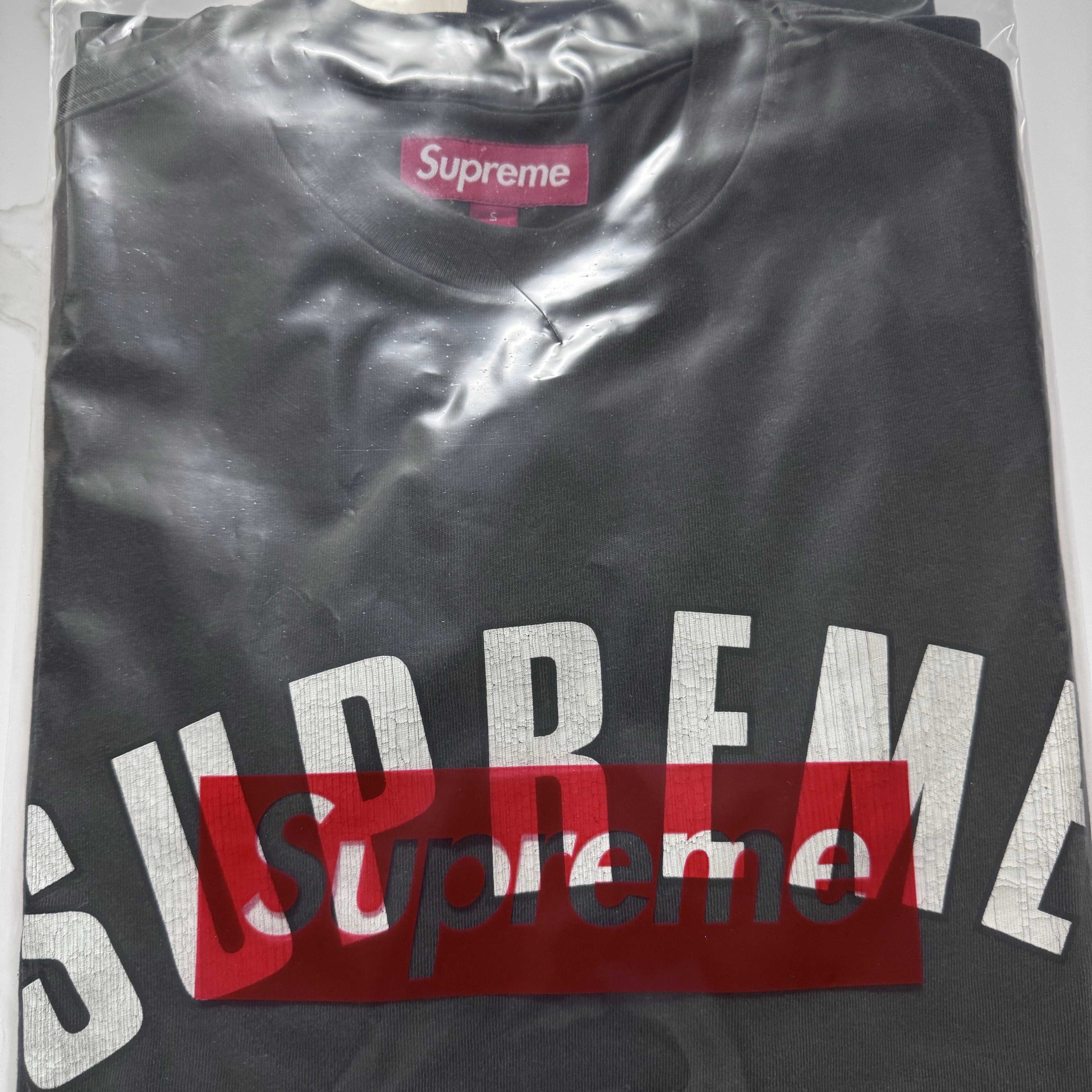 Supreme Cracked Arc S/S Top Black - 24SS 착용 스타일