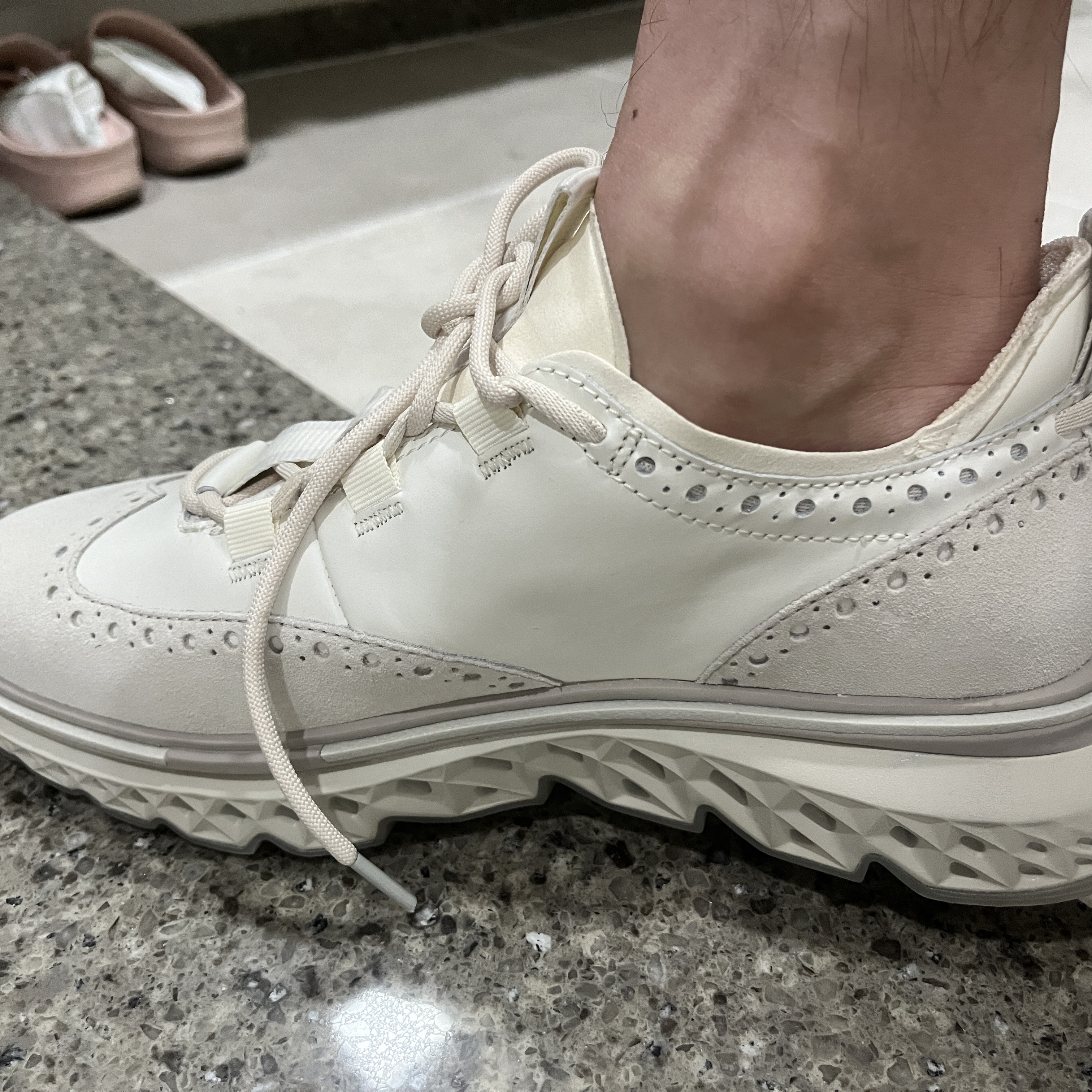 Cole Haan 5 Zero Grand Wingtip Oxford Ivory 착용 스타일 - 1