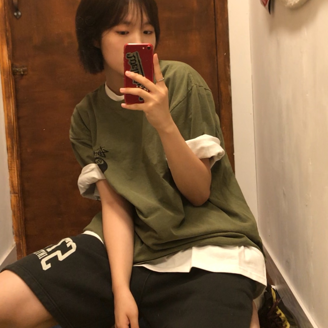 Stussy 8 Ball Pigment Dyed T-Shirt Olive, Stussy Fleece International Shorts Washed Black 착용 스타일 - 1