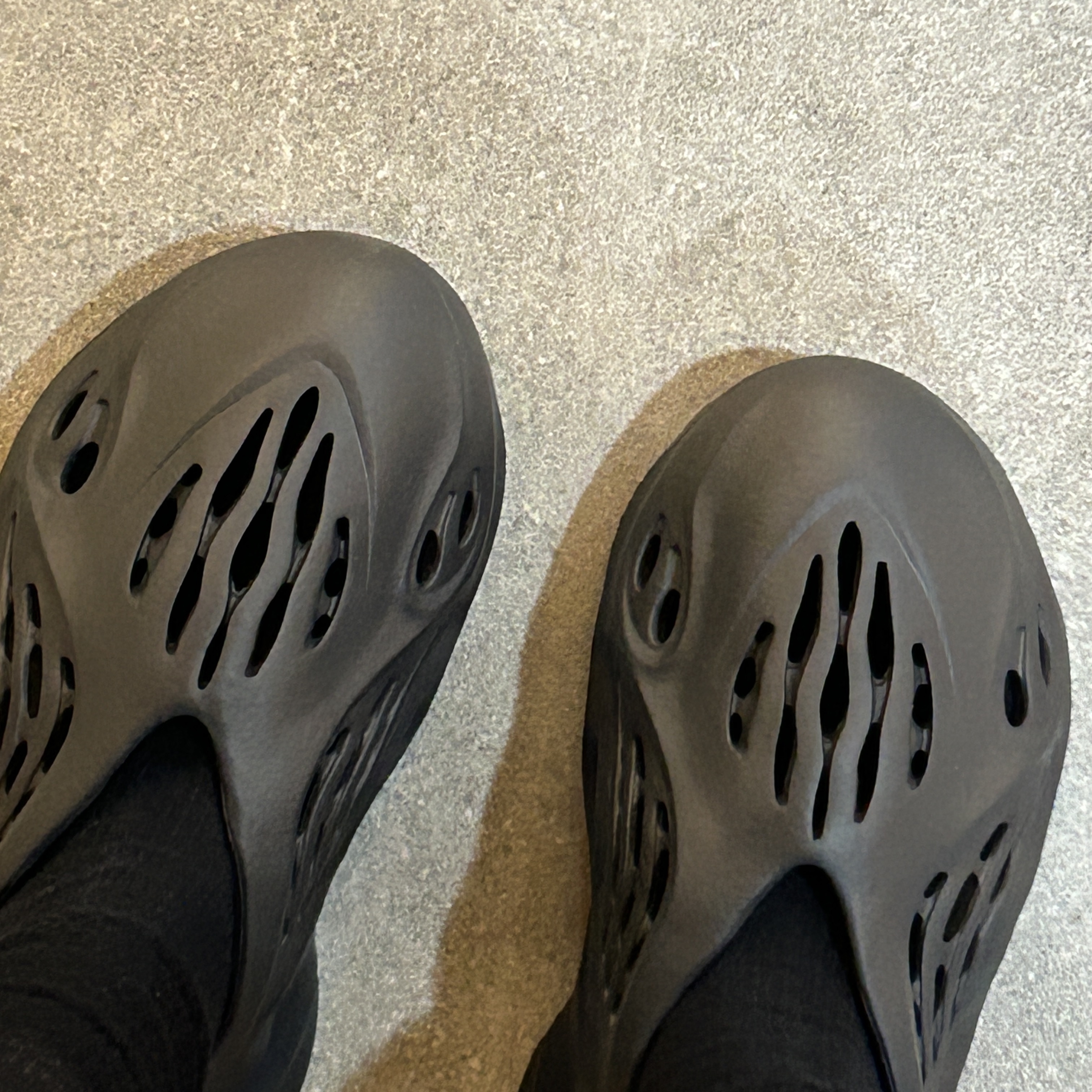 Adidas Yeezy Foam RNNR Onyx 착용 스타일