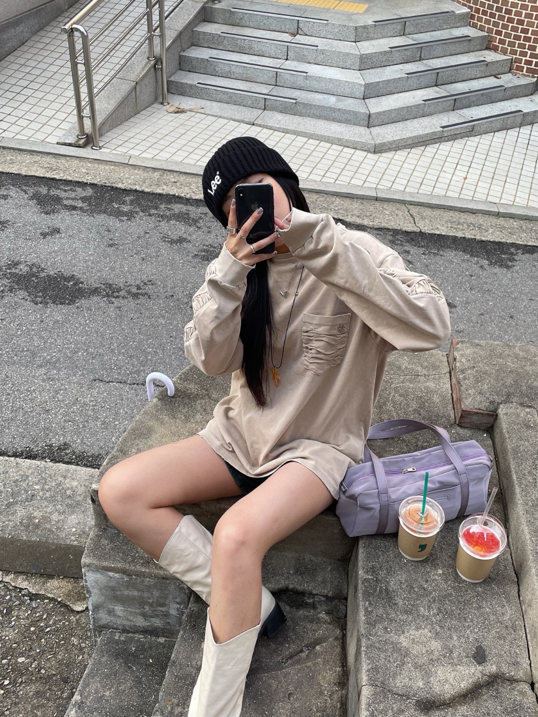 ACOC Lip Small Boston Bag Purple 착용 스타일 - 2