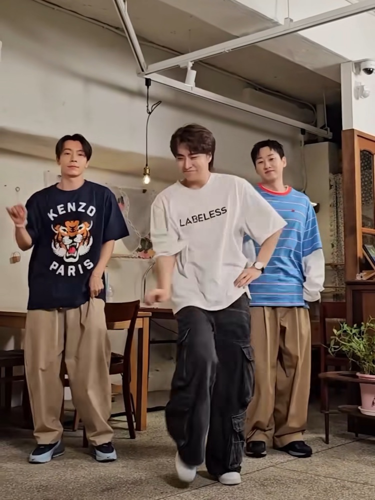 Kenzo Lucky Tiger Oversize T-Shirt Black - 24FW 착용 스타일 - 2