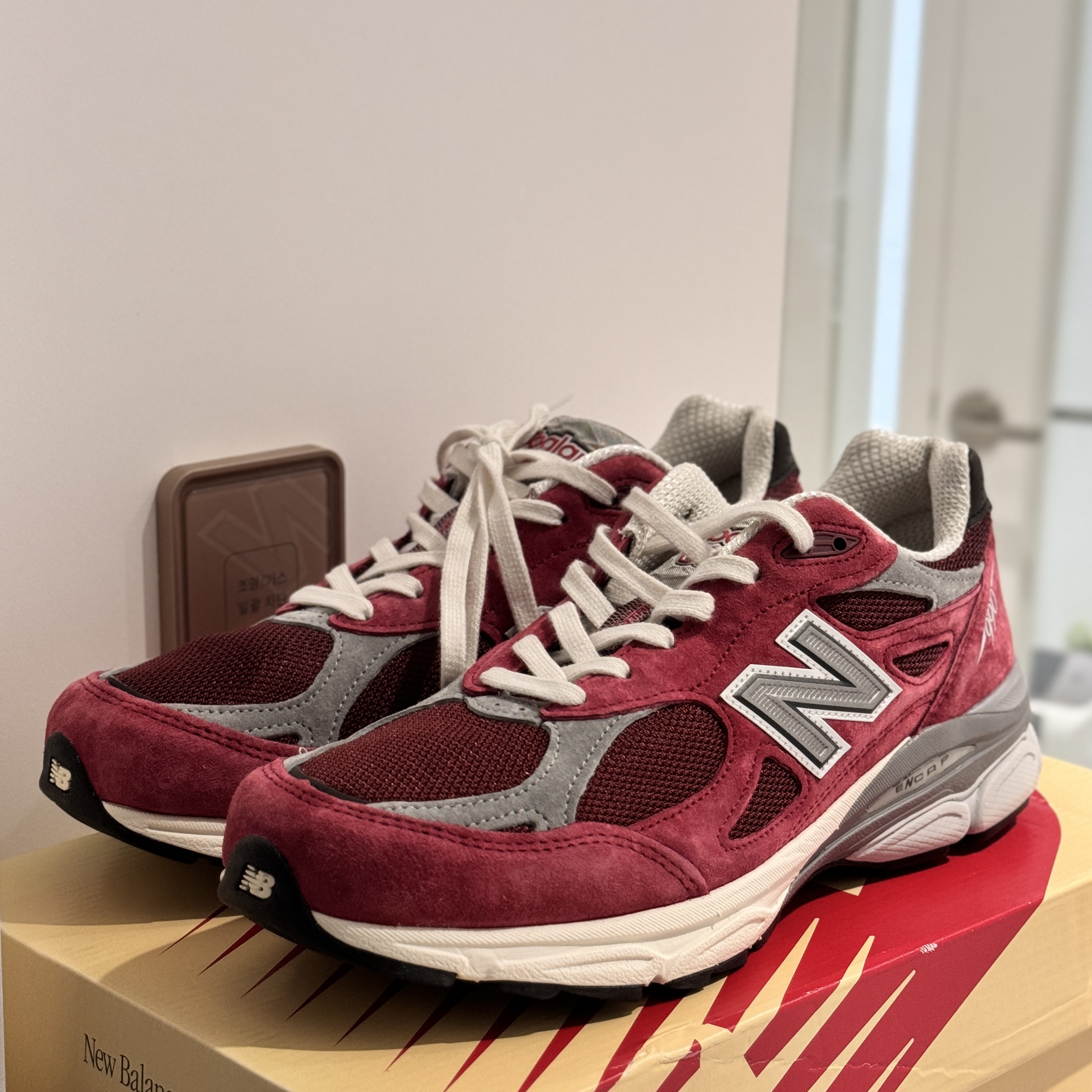 New Balance 990v3 Made in USA Scarlet Marblehead 착용 스타일 - 2
