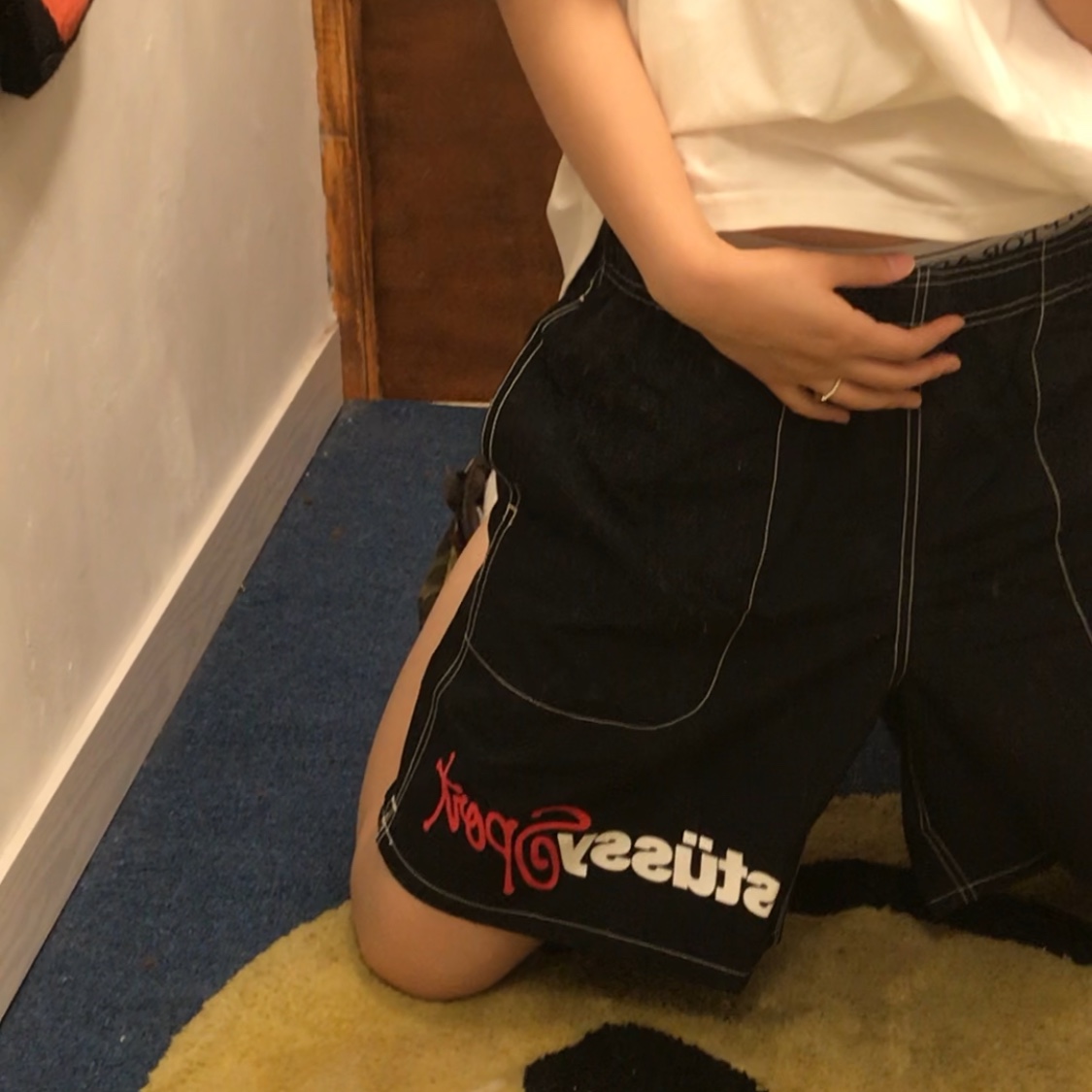 Stussy 8 Ball Pigment Dyed T-Shirt Olive, Stussy Fleece International Shorts Washed Black 착용 스타일 - 2