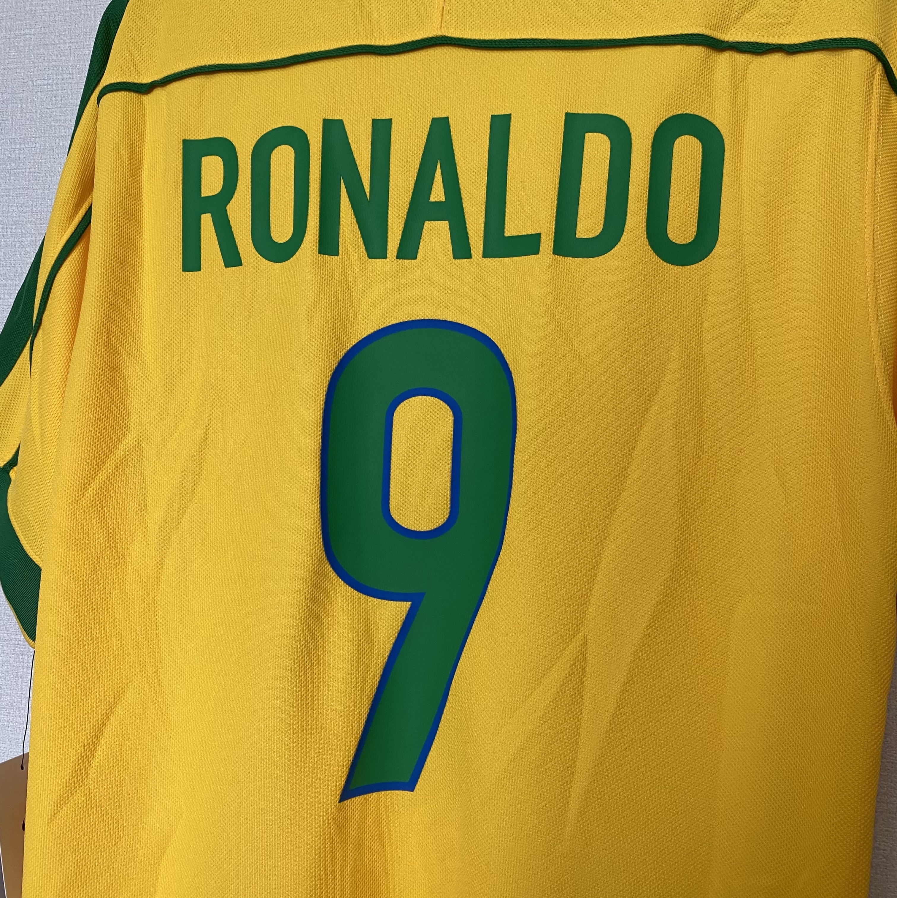 Nike Brazil 1998 Reissue Soccer Replica Jersey Varsity Maize Ronaldo (Marking Ver.) 착용 스타일 - 2