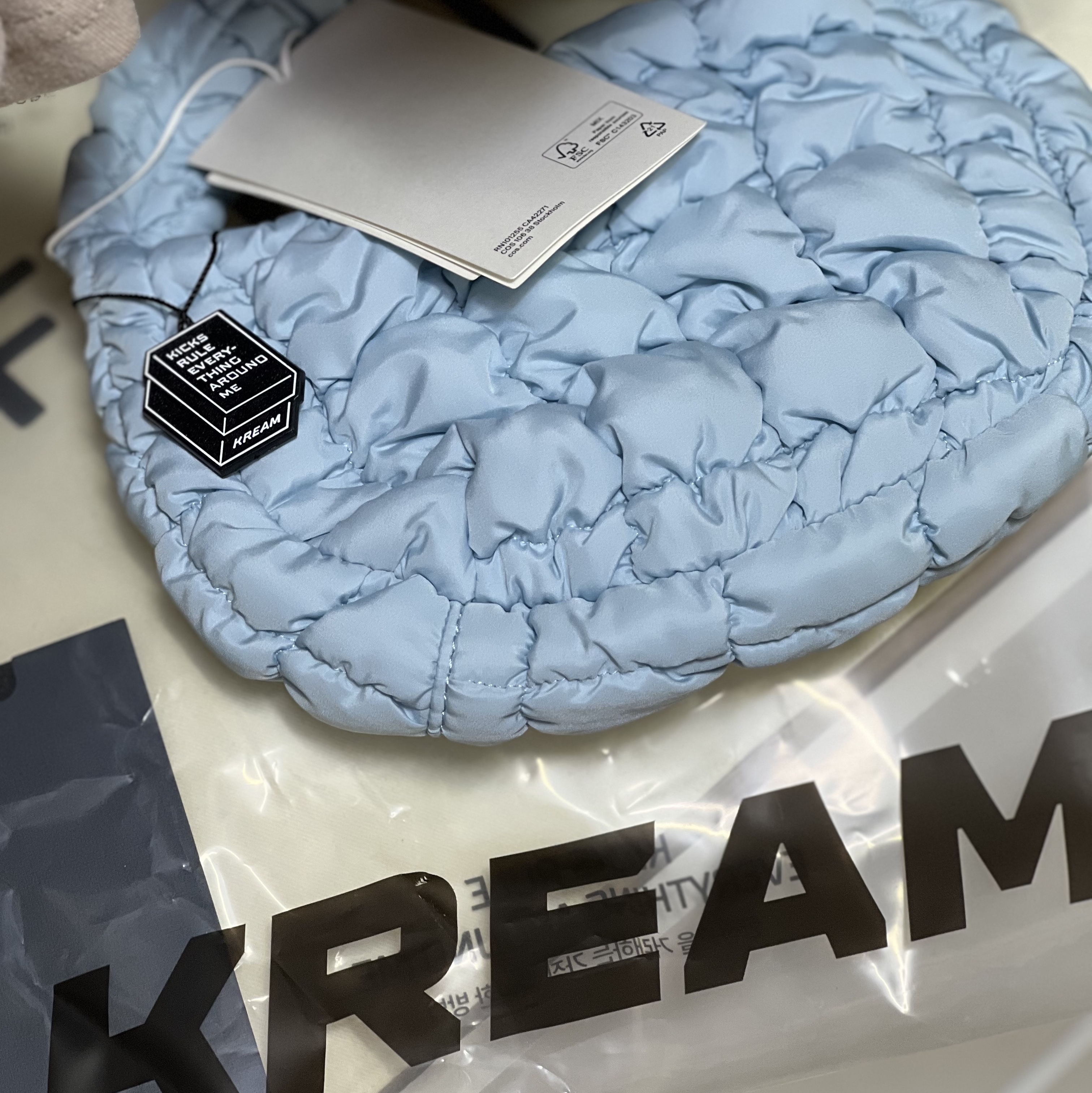 COS Quilted Micro Bag Light Blue 착용 스타일