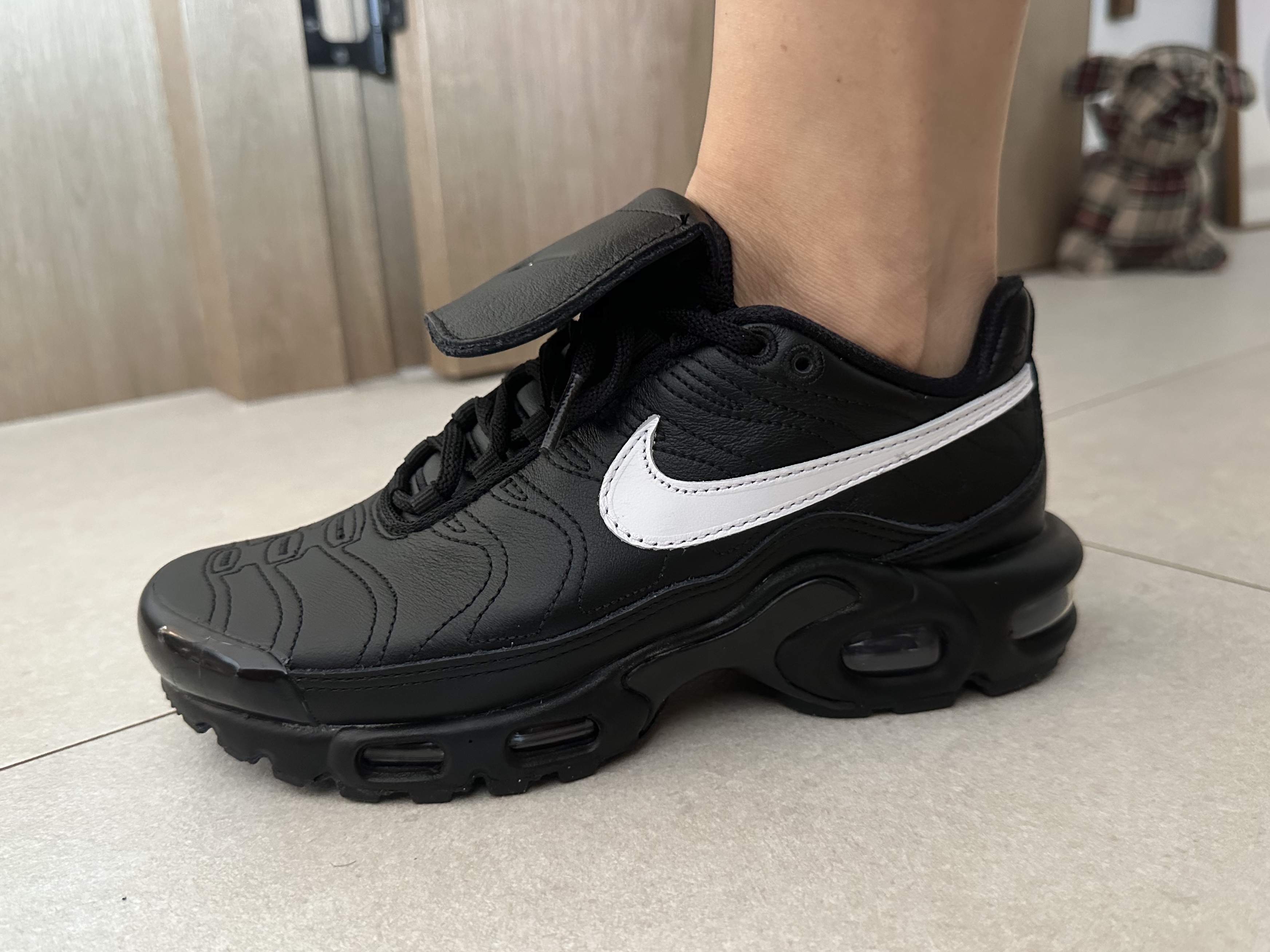 (W) Nike Air Max Plus TNPO Black, Nike Air Max Plus TNPO Wolf Grey and Black 착용 스타일 - 1