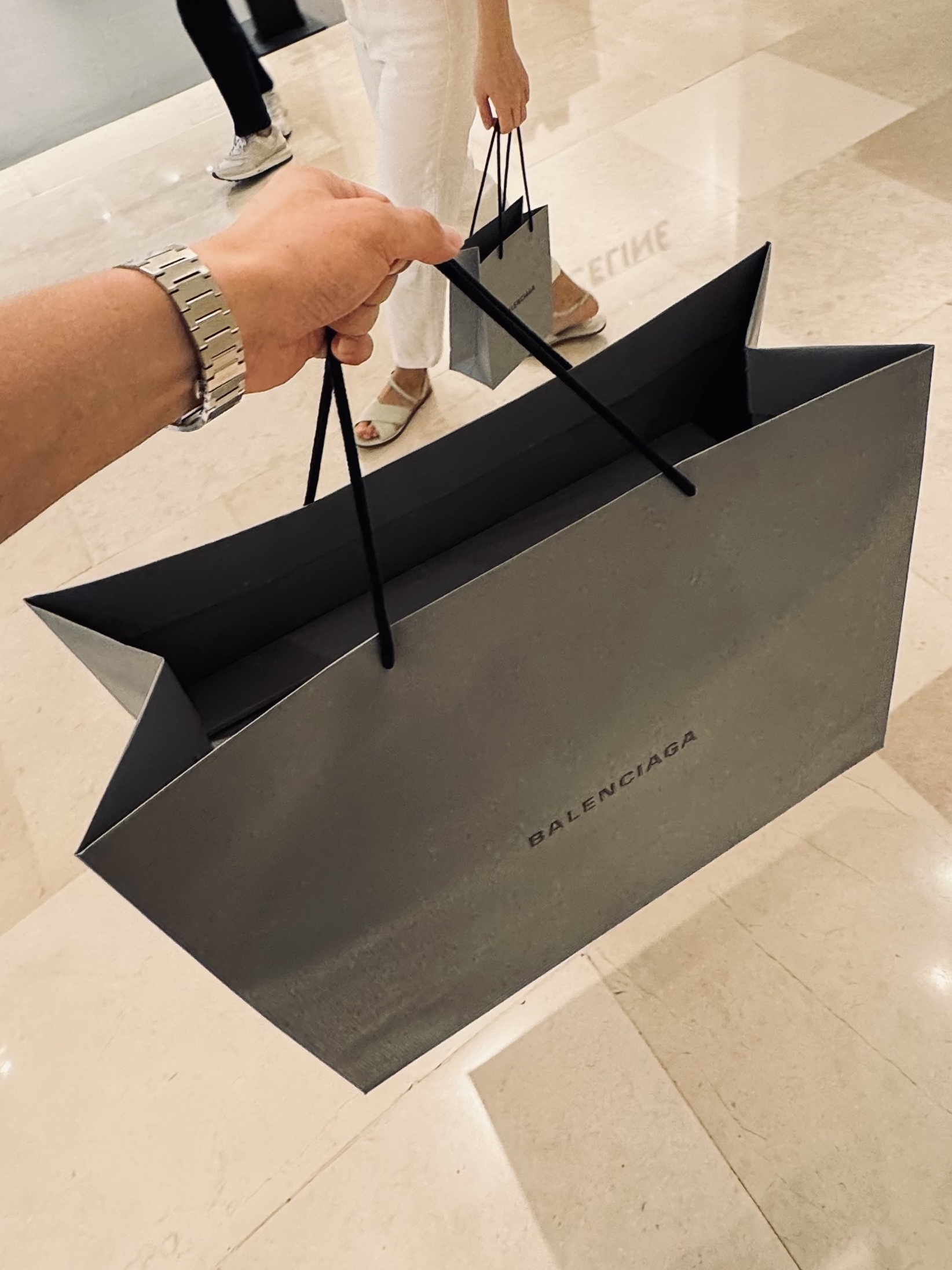 Balenciaga 10XL Sneakers Grey White Red 착용 스타일 - 3