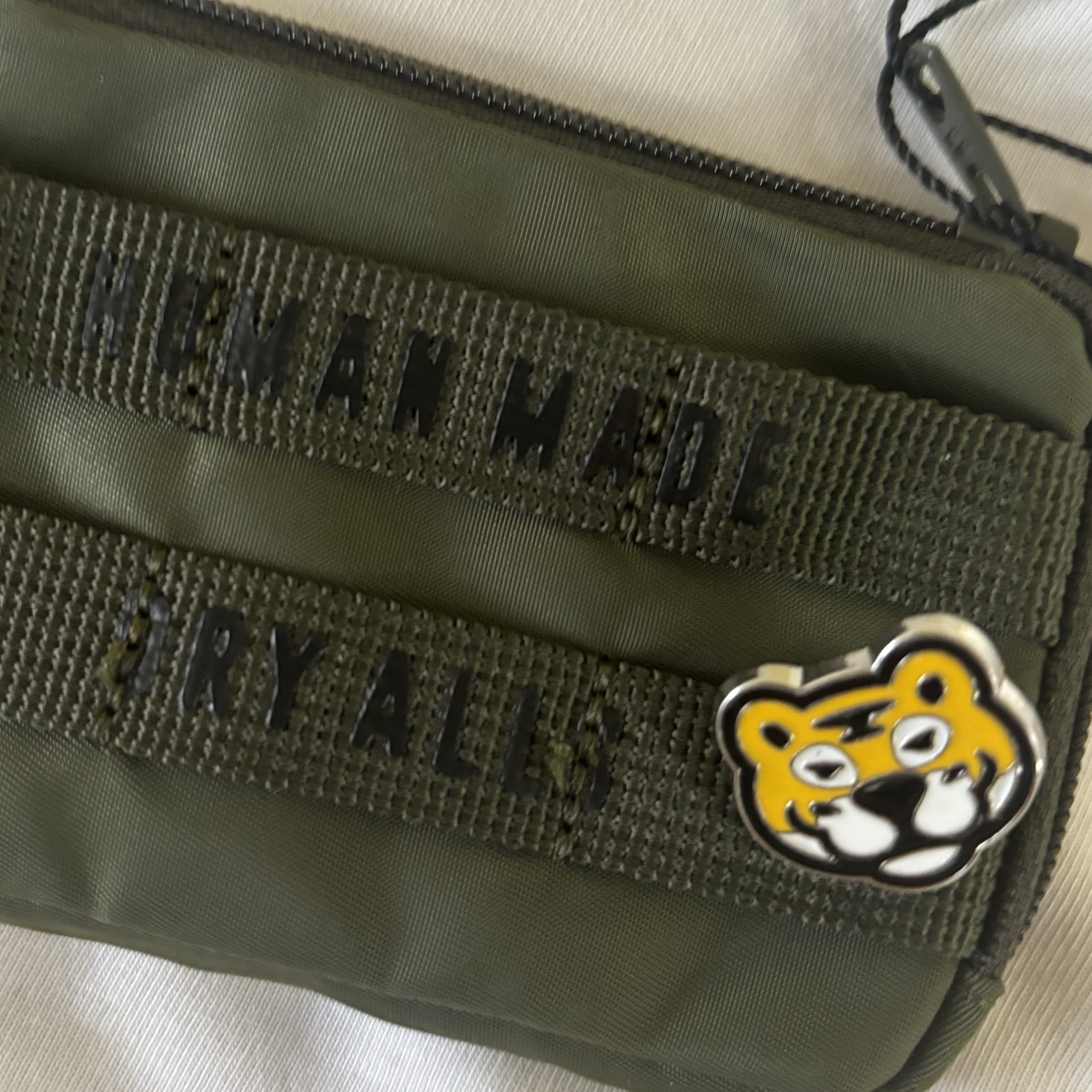 Human Made Animal Pin #1 Yellow - Offline Store Exclusive, Human Made Military Card Case Olive Drab 착용 스타일 - 2
