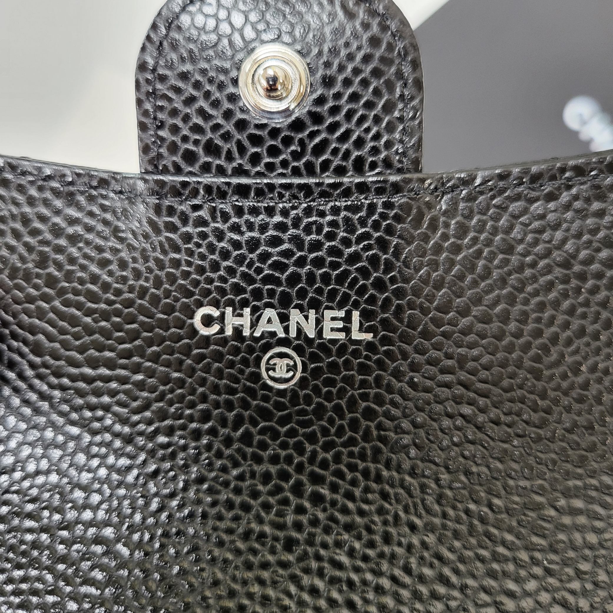 Chanel Classic Card Holder Grained Calfskin & Silver Black 착용 스타일 - 4