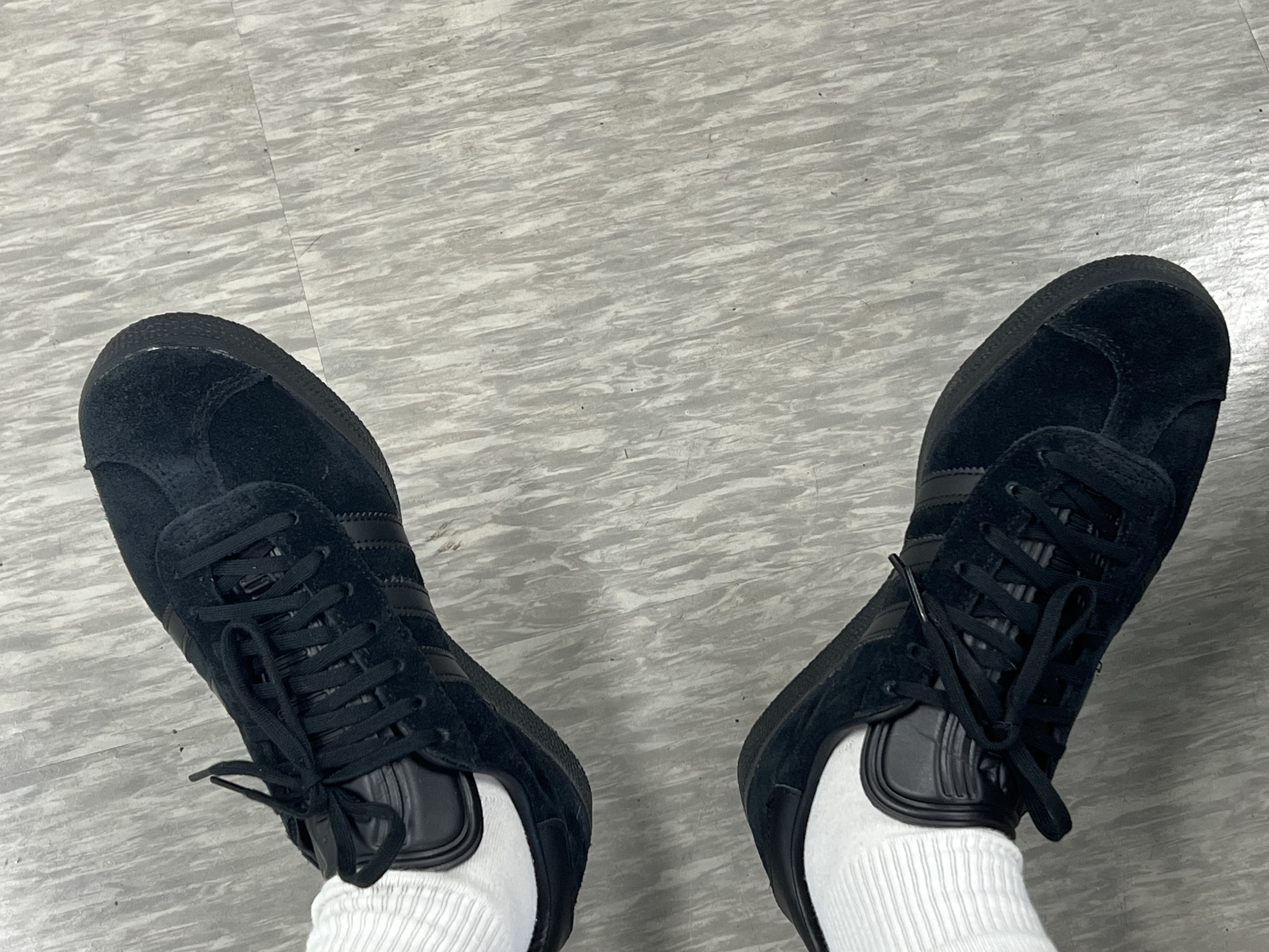 Adidas Gazelle Triple Black 착용 스타일