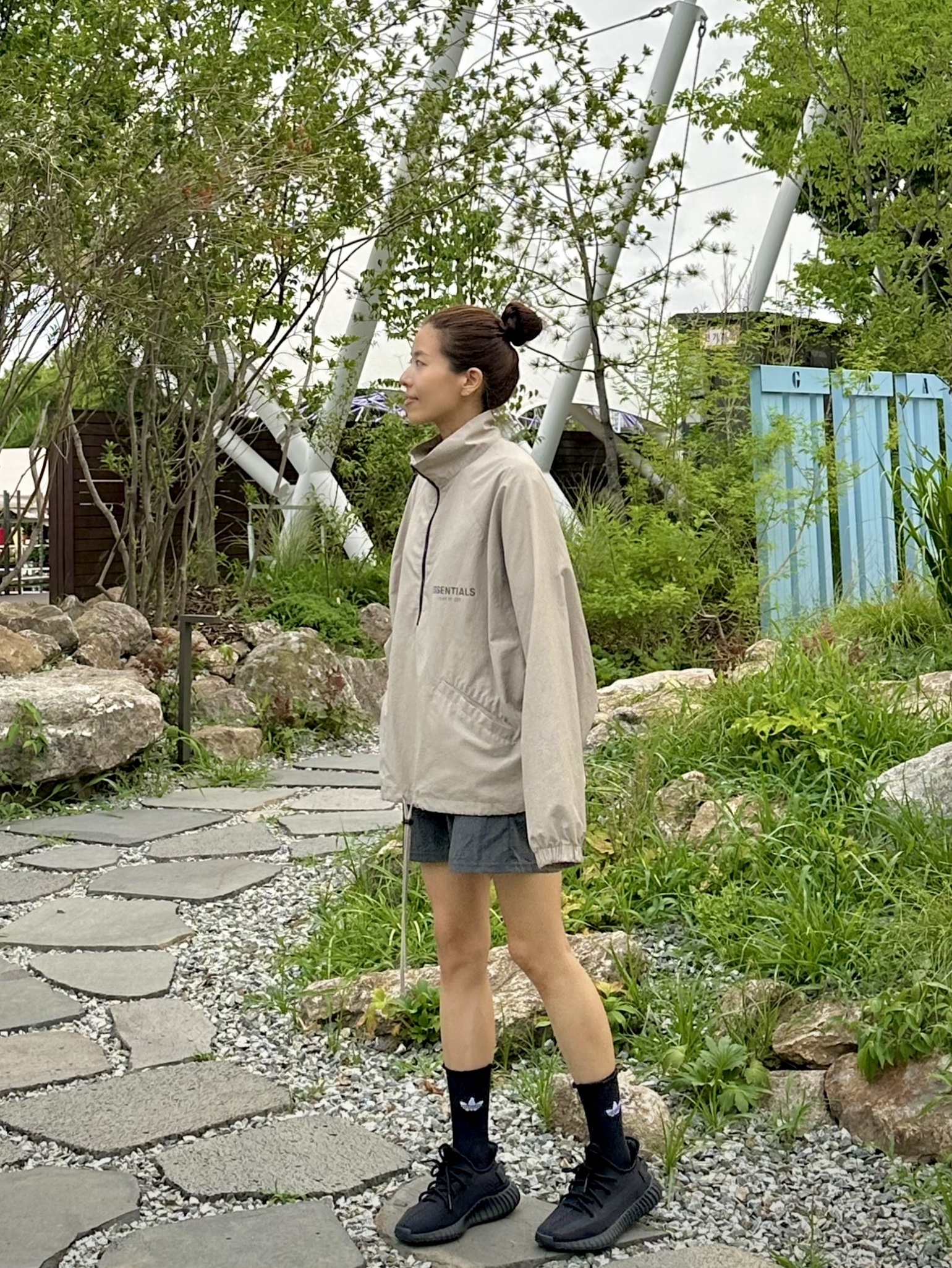Adidas Yeezy Boost 350 V2 Onyx, Essentials Half-Zip Track Jacket Moss - 21SS 착용 스타일 - 2