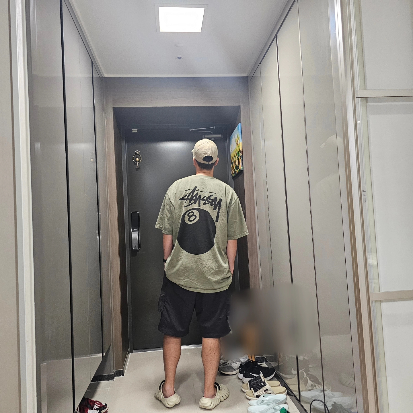 Stussy 8 Ball Pigment Dyed T-Shirt Olive, Crocs Echo Clog Bone Black 착용 스타일 - 4