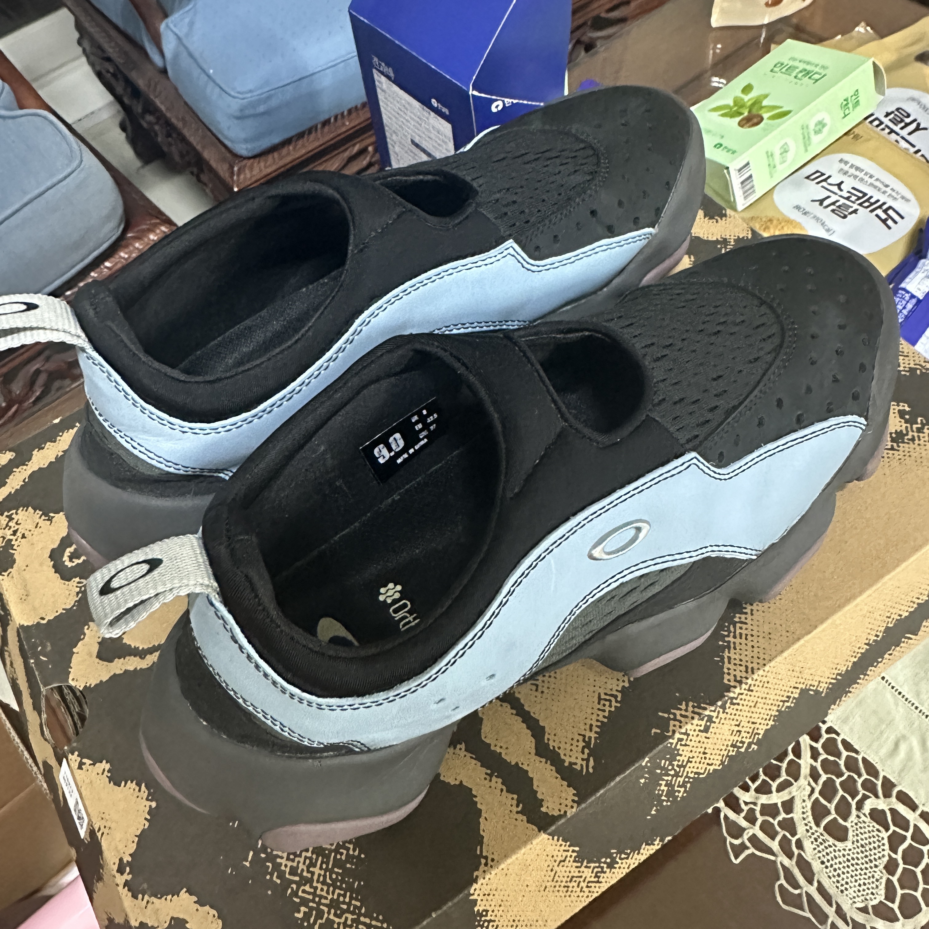Oakley Factory Team x Brain Dead Ostrich Flesh Sandal Stone Blue Black 착용 스타일