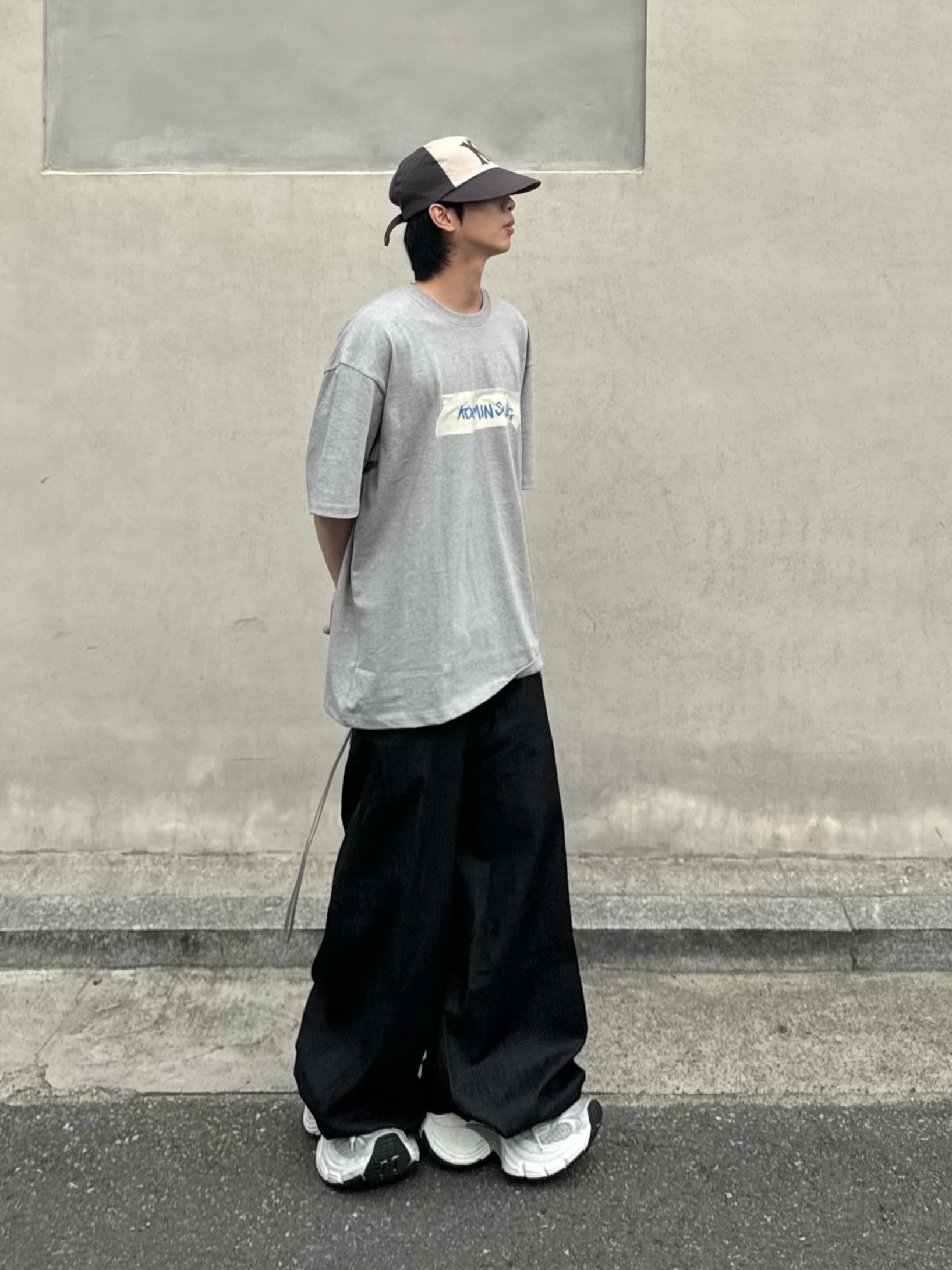 Balenciaga 10XL Sneakers White Grey Silver Black 착용 스타일 - 1